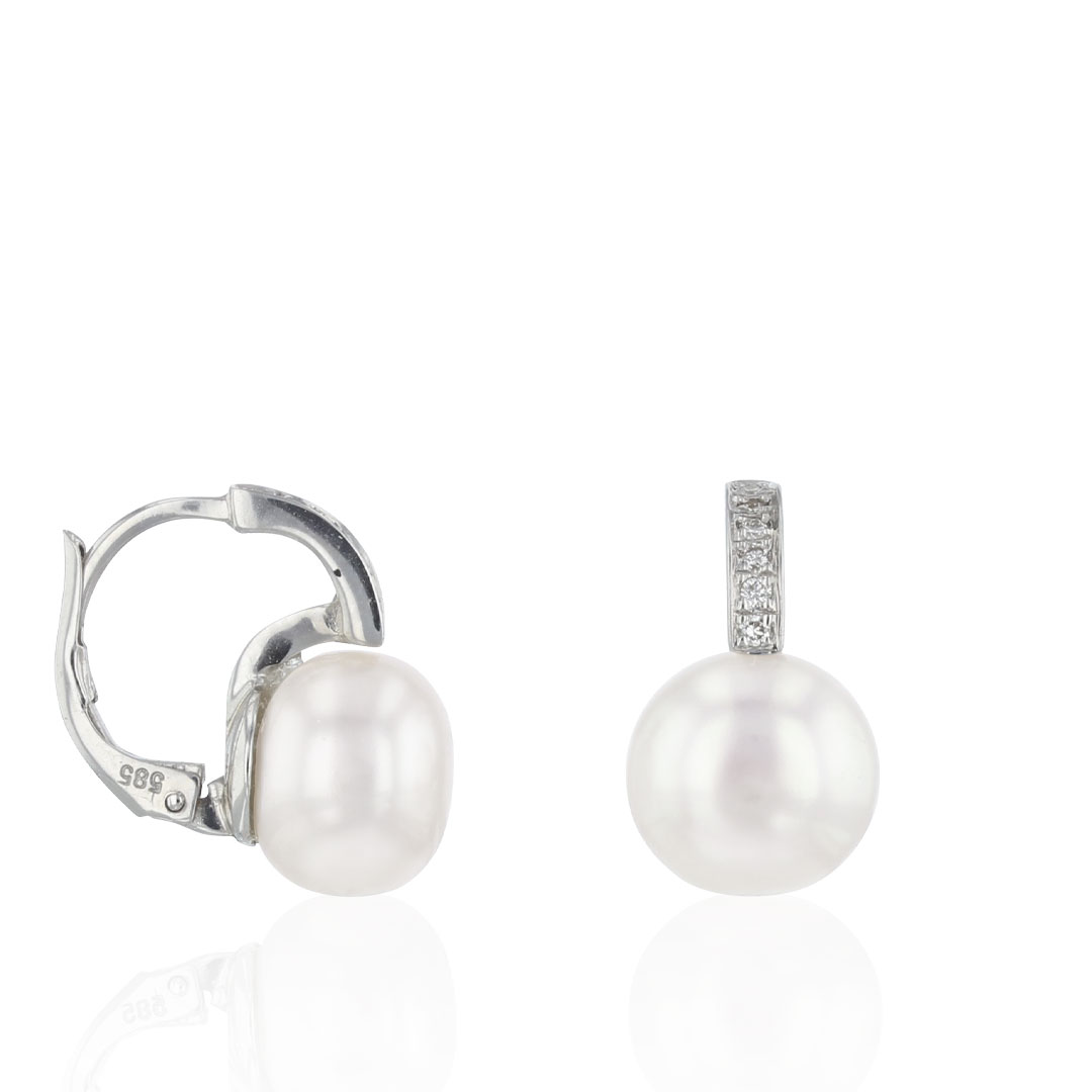 Huiscollectie - 14kt witgouden zoetwaterparel oorhaken, bouton wit 9/9.5mm, bezet met briljant geslepen diamanten