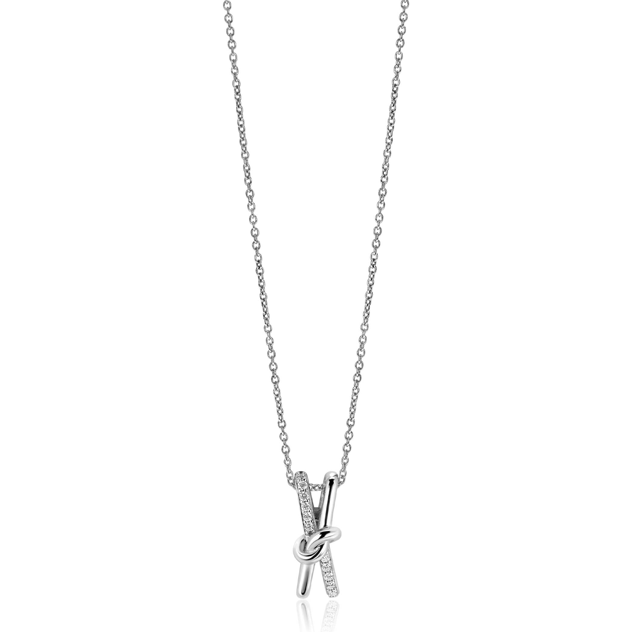 ZINZI zilveren anker ketting 45cm met schitterende cross-over hanger 19mm met knoop. Waarbij één baan is bezet met witte zirconia's. Deze ketting hangt stijlvol kort om de hals. Vervaardigd van eerste gehalte zilver (925) en voorzien van een extra rodiumlaag voor een langdurige glans.