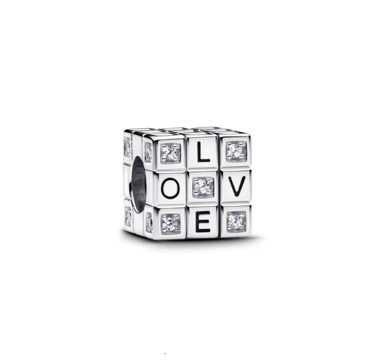 Speel het spel van de liefde met onze Beweegbare Speelgoedkubus Bedel. Hij is gemaakt van sterlingzilver met hartjes van rood emaill, sprankelende stenen en gegraveerde letters op draaiende blokjes. Je kunt verschillende combinaties en patronen creëren terwijl je de blokjes beweegt. Draag hem als symbool dat liefde een puzzel kan zijn die het hart wil oplossen.