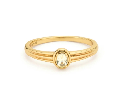 Deze prachtige vintage-look ring is voorzien van 1 ovale centrale steen, in een prachtige champagnekleur. Dit is de perfecte ring om te combineren met andere ringen uit de collectie, om een ​​complete look te maken. Elk 24Kae sieraad is met liefde en oog voor detail ontworpen door Kae Sutherland. Elke 24Kae ring heeft het authentieke kenmerk van een 24Kae gravure. Details: - Grootte steen: 6 mm - Dikte band: 1,6 mm Materialen: - 925 sterling zilver, verguld met 18K goud - Kubieke zirkonia