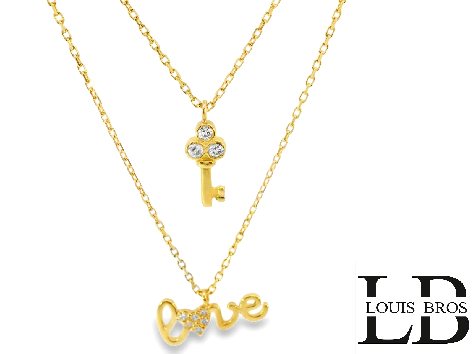 Dit stijlvolle geelgouden double collier (2.77 gr) is een elegant en symbolisch sieraad, perfect voor liefhebbers van verfijnde sieraden met een diepere betekenis. Gemaakt van 14 karaat goud, heeft deze ketting een warme glans en bestaat uit twee lagen, wat zorgt voor een speelse en moderne uitstraling.

De bovenste laag is voorzien van een sleutelhanger bezet met fonkelende zirkonia’s, een symbool voor vertrouwen en nieuwe kansen. De onderste laag heeft een sierlijke "love" hanger, waarbij de letter "o" prachtig is afgewerkt met schitterende zirkonia’s, die een subtiele sprankeling toevoegen aan het geheel.

Dankzij de stevige sluiting en comfortabele pasvorm is dit collier perfect om dagelijks te dragen of te combineren met andere sieraden voor een unieke look. Een romantisch en betekenisvol sieraad, ideaal als cadeau of als tijdloze toevoeging aan je eigen collectie!