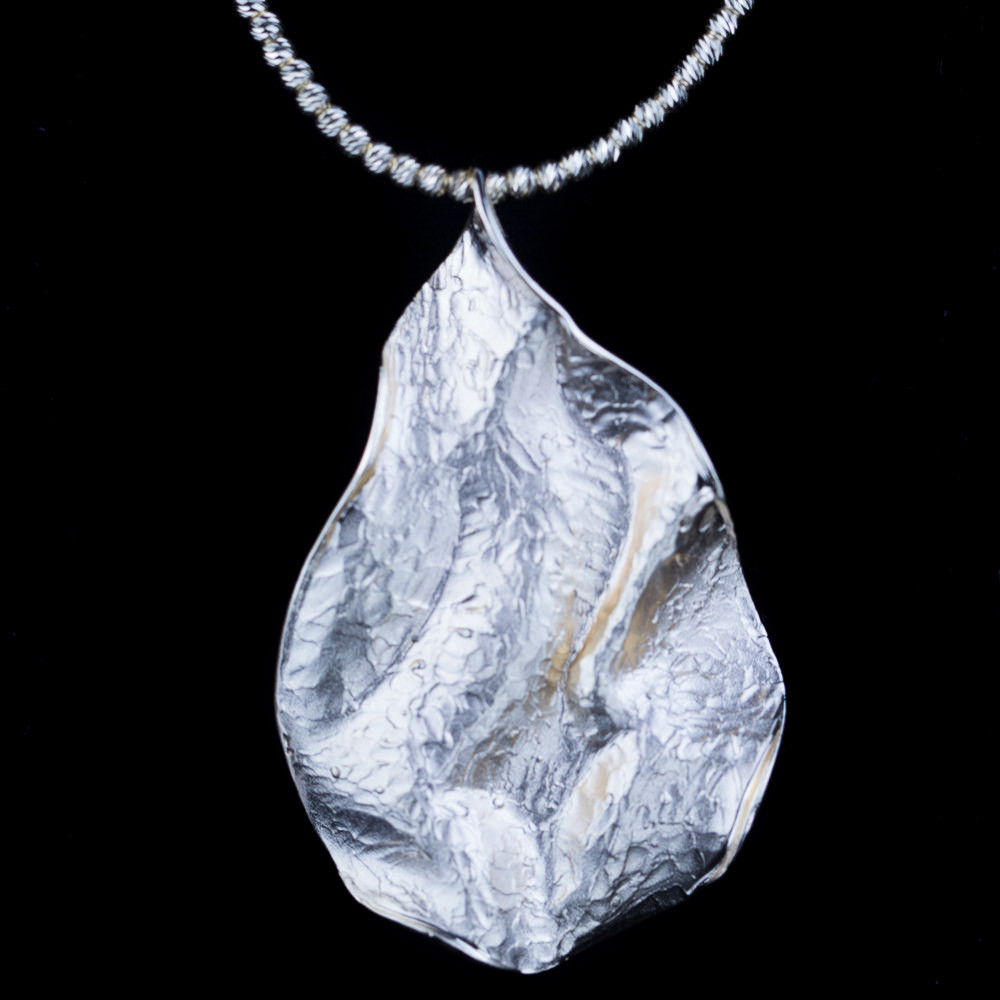 Sanjoya - Zilveren hanger. Een mooie hanger van mat zilver in de vorm van een golvend blad. excl. collier - L0319001.1D