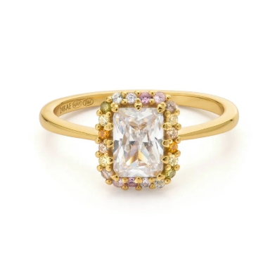 Deze prachtige ring heeft een rechthoekige steen en is omringd door kleine gekleurde steentjes. Perfect om te combineren met de bijpassende ketting. Elk 24Kae sieraad is met liefde en oog voor detail ontworpen door Kae Sutherland. Elke 24Kae ring heeft het authentieke kenmerk van een 24Kae gravure. Details: - Afmeting steen: 10,5 mm - Dikte band: 1,5 mm Materialen: - 925 sterling zilver, verguld met 18K goud - Kubieke zirkonia
