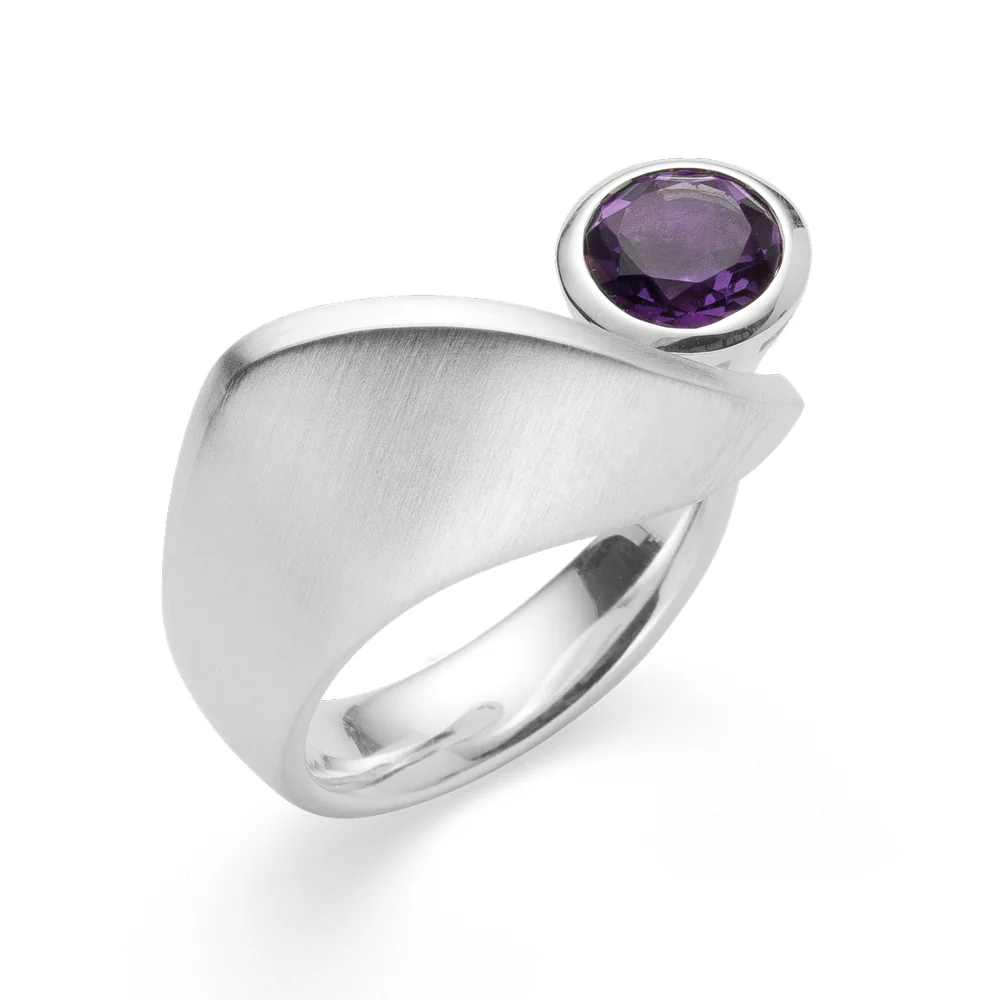 Asymmetrisch gevormd 925/- sterling zilver ontmoet een kleurrijke amethist in ronde normale slijpvorm. Dit slim vormgegeven vingerjuweel overtuigt door zijn waardevolle, solide afwerking. Dit bijzondere sieraad is ontworpen door de bekende ontwerpster Dr. Sabine Brandenburg-Frank. Ideaal als set in combinatie met een bijpassende hanger en bijpassende eenvoudige oorbellen.
De freelance afgestudeerde ontwerper Dr. uit Pforzheim. Sabine Brandenburg-Frank creëert sieraden die zowel eigentijds als tijdloos zijn. Het charismatische design en de buitengewoon contrasterende uitstraling van hun sieraden weerspiegelen de pure vreugde van het leven. 