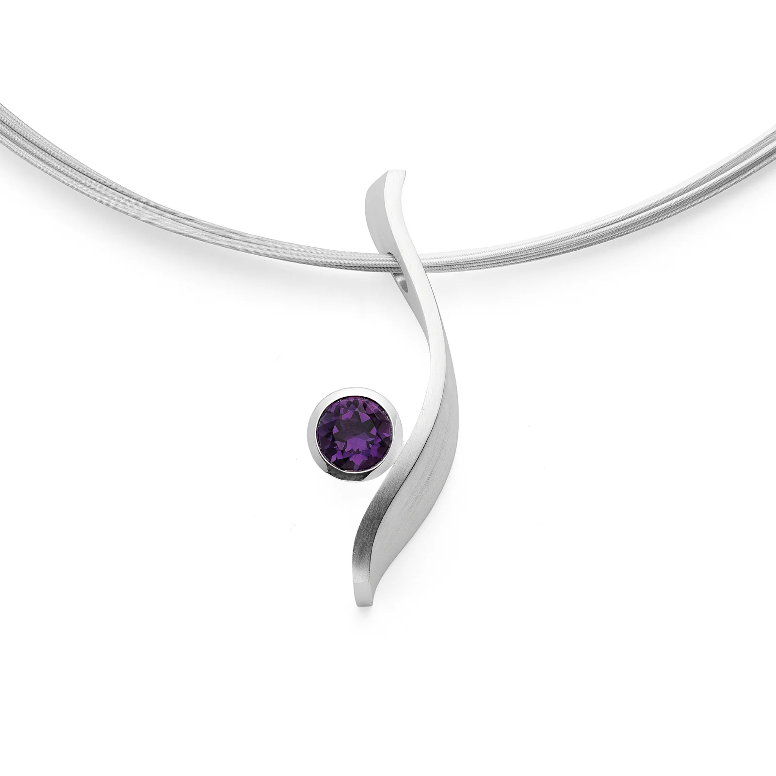 Een gegarandeerde blikvanger: een opvallend gevormde hanger van mat 925/- sterling zilver gecombineerd met een stralende amethist (1,21 karaat). Een opvallend, innovatief sieradenontwerp van de bekende ontwerpster Sabine Brandenburg-Frank. Perfect in een set in combinatie met een bijpassende ring en bijpassende eenvoudige oorbellen.
De freelance afgestudeerde ontwerper Dr. uit Pforzheim. Sabine Brandenburg-Frank creëert sieraden die zowel eigentijds als tijdloos zijn. Het charismatische design en de buitengewoon contrasterende uitstraling van hun sieraden weerspiegelen de pure vreugde van het leven. Ze combineren onderscheidend vermogen, esthetiek en innovatie en presenteren zichzelf op een opwindende, saaie manier. Deze hanger is excl. collier