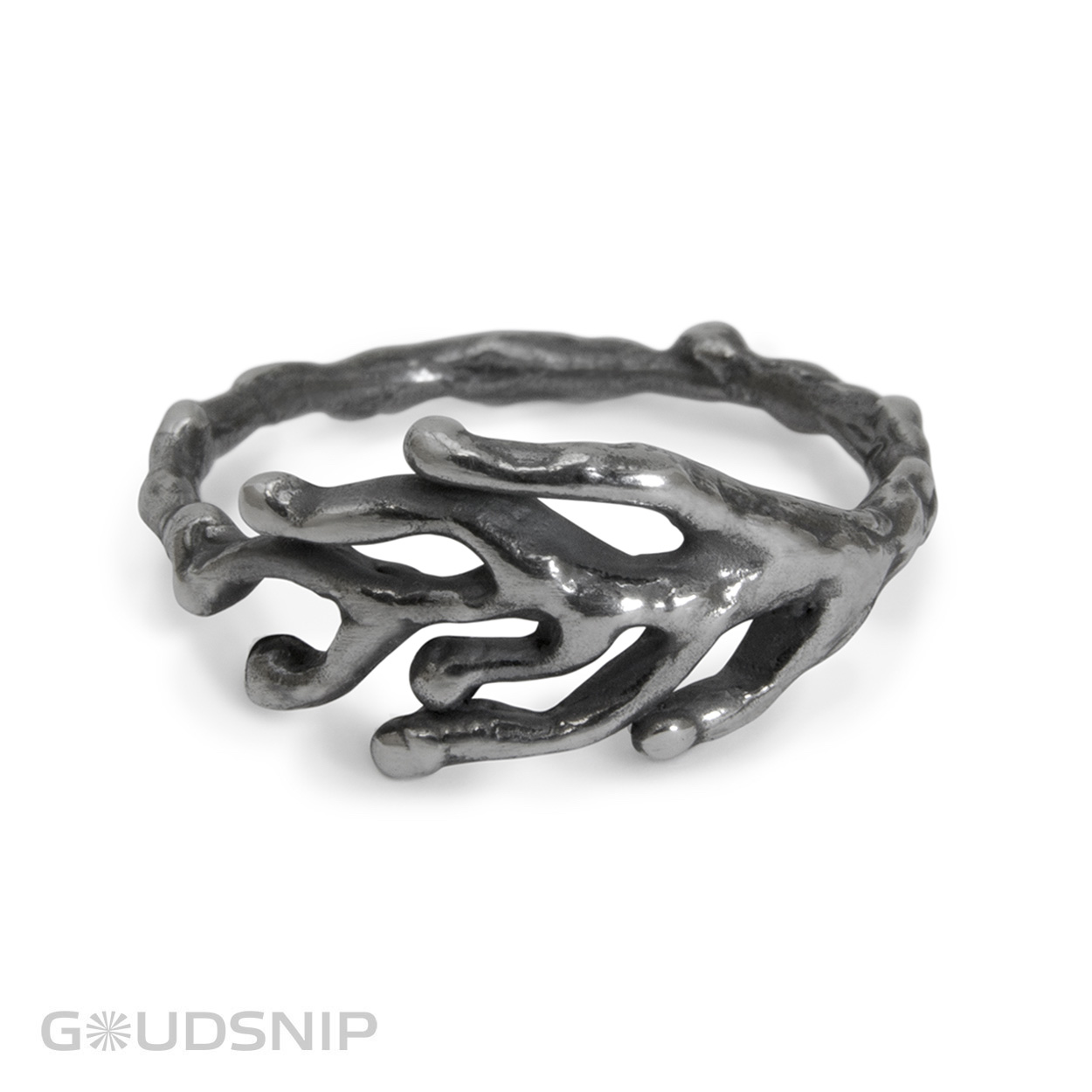 Handgemaakte geoxideerd zilveren ring in ons atelier. Geïnspireerd op de natuur. Deze ring is ook in het goud verkrijgbaar.
