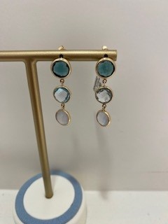 De ITALO BOTTENE OORBELLEN, model OR3273-LB-BT-TC, zijn prachtige gouden hoepeloorbellen met een betoverende London blauwe topaas steen. Deze sierlijke oorbellen voegen een vleugje kleur toe aan elke outfit zonder glans. Perfect om te dragen bij zowel casual als formele gelegenheden voor een verfijnde, elegante uitstraling.