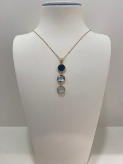 De Italo Bottene collier, modelnummer CO3273-LB-BT-TC, is een prachtige geelgouden. Deze unieke ketting is voorzien van een London blauwe topaas. Combineer het collier met een avondjurk of een elegante blouse voor een verfijnde en luxe uitstraling. Perfect voor bijzondere gelegenheden.