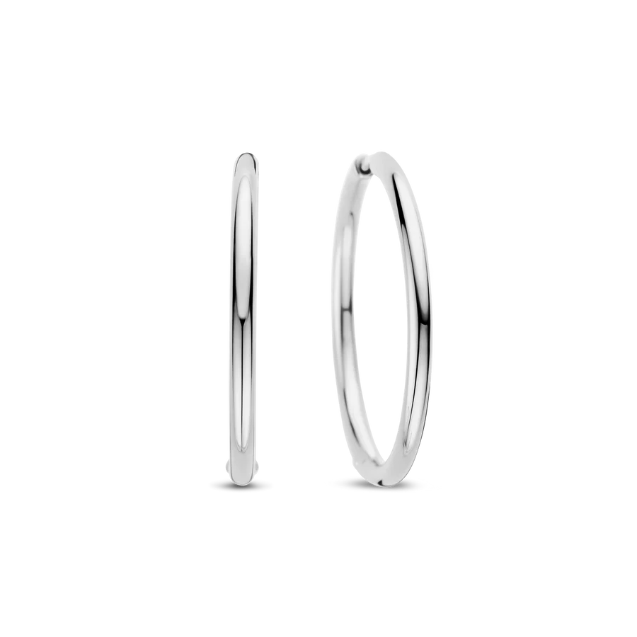 Deze TI SENTO oorbellen 78007SI stralen ingetogen elegantie en tijdloze eenvoud uit. Gemaakt van hoogwaardig 925 sterling zilver, hebben deze slanke hoepels een hoogglans afwerking die stralend en beschermd blijft. Ontworpen voor moeiteloos draagcomfort, zorgen hun lichte gevoel en veilige scharnier sluiting voor comfort de hele dag door. Of je ze nu solo draagt voor een klassieke, verfijnde look of combineert met andere TI SENTO oorbellen voor een moderne, gelaagde stijl, deze hoepels gaan naadloos over van casual chic naar avondlijke verfijning. Nikkelvrij en hypoallergeen voor luxueus comfort. Een echte sieraden essential, deze geplatineerde zilveren hoepels brengen tijdloze charme en moeiteloze stijl aan elke look.