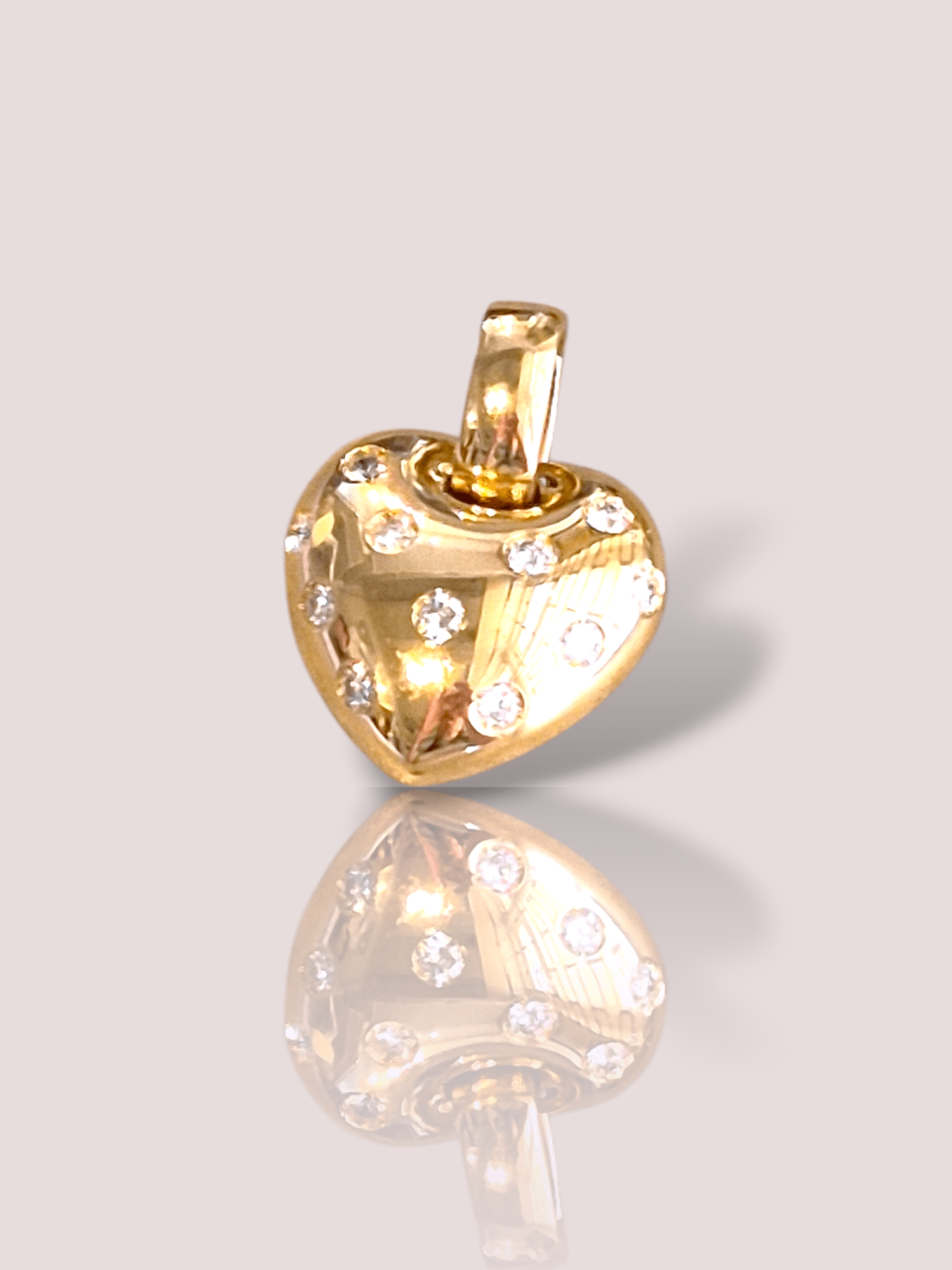 Deze Vintage 18k geel gouden hart hanger is voorzien van 11 schitterende diamanten van elk 0,07 karaat. Deze luxueuze hanger is een echte eyecatcher. Draag het hangertje aan een fijne ketting voor een elegante en tijdloze uitstraling, perfect voor zowel dagelijks gebruik als speciale gelegenheden.

Het hart is circa 2 bij 3 cm.