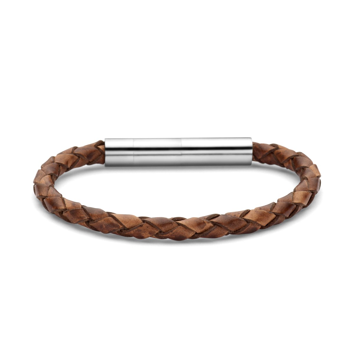 Deze gevlochten leren armband van Frank 1967 Junior is het perfecte accessoire voor jongens die wat stijl aan hun outfit willen toevoegen. Gemaakt van zacht bruin leer, heeft de armband een klassiek gevlochten ontwerp dat een moderne, coole uitstraling geeft. Met een comfortabele lengte van 15,5 cm past hij goed om verschillende polsmaten en is hij ideaal voor zowel casual als nette gelegenheden.