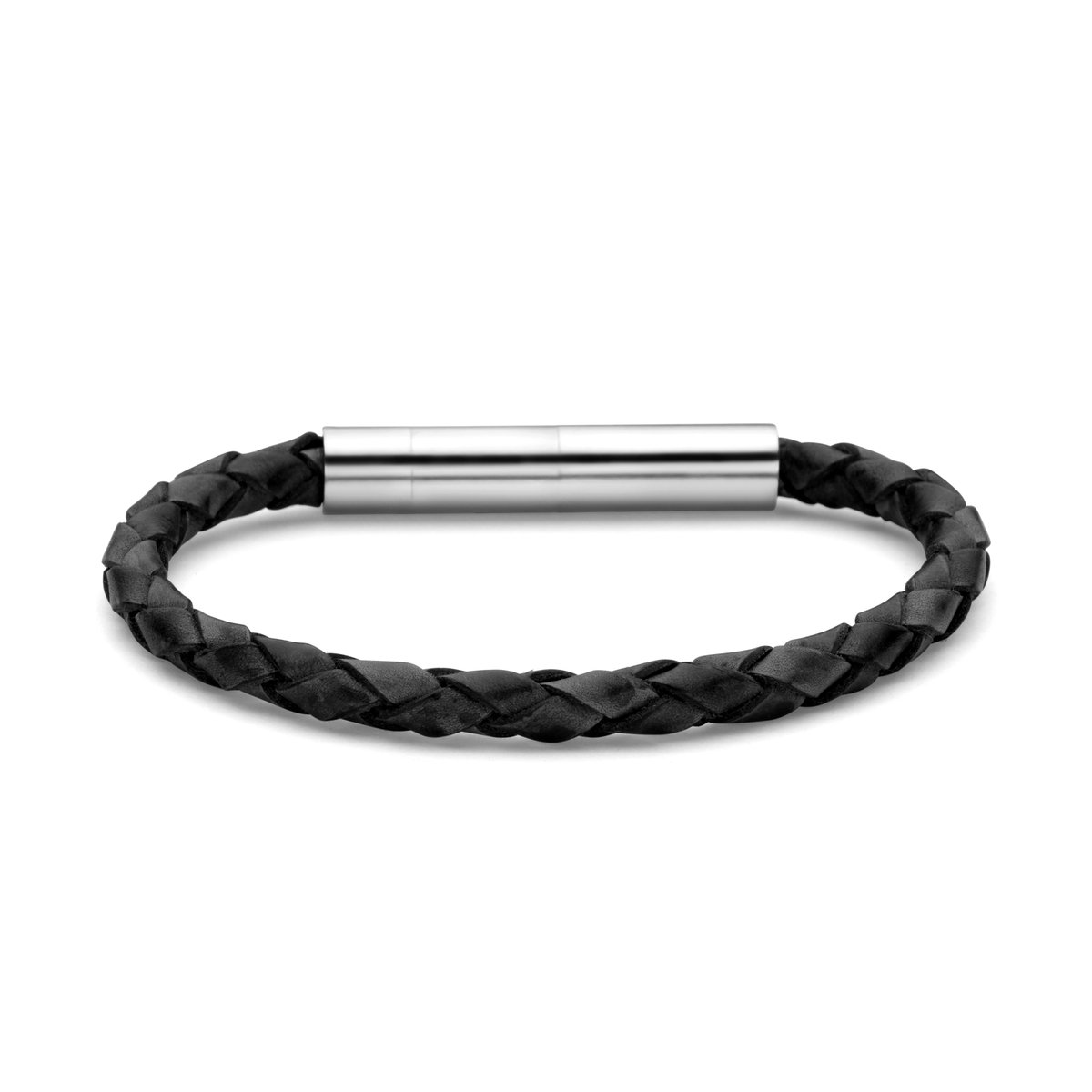 Deze gevlochten leren armband van Frank 1967 Junior is het perfecte accessoire voor jongens die wat stijl aan hun outfit willen toevoegen. Gemaakt van zacht zwart leer, heeft de armband een klassiek gevlochten ontwerp dat een moderne, coole uitstraling geeft. Met een comfortabele lengte van 15,5 cm past hij goed om verschillende polsmaten en is hij ideaal voor zowel casual als nette gelegenheden.