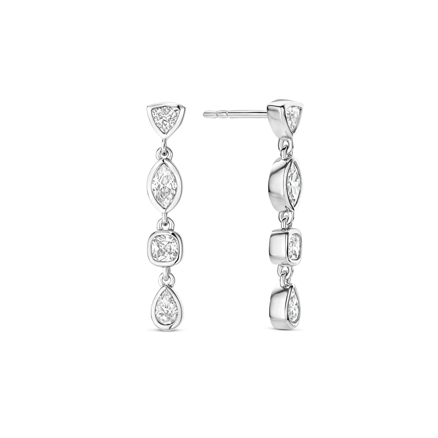 Deze TI SENTO oorbellen 78003ZI zijn een schitterende vertoning van beweging en elegantie. Gemaakt van hoogwaardig 925 sterling zilver, hebben deze statement oorbellen een waterval van trillion, marquise, cushion en peervormige cubic zirconia, elk zorgvuldig geplaatst om het licht vanuit elke hoek te vangen. De verschillende slijpvormen creëren een betoverend spel van schittering en dimensie, wat zorgt voor een moeiteloos glamoureuze afwerking. Ontworpen om het silhouet te verlengen en elke gelegenheid te verfraaien, brengen deze oorbellen de perfecte balans tussen verfijning en stralendheid—of je nu kiest voor avondelijke elegantie of een dagelijkse look. Hun veilige stekersluiting zorgt voor een naadloze, comfortabele pasvorm. Nikkelvrij en hypoallergeen, ze bieden luxueus comfort bij elk draagmoment. Gepolijst, gracieus en sprankelend bij elke beweging—laat deze schoonheden de aandacht trekken waar je ook gaat