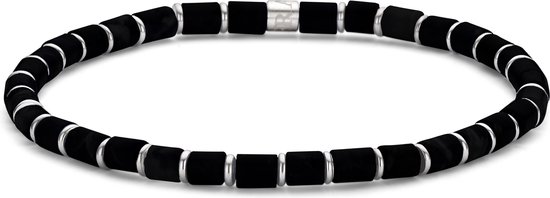Deze Frank 1967 Junior kralenarmband is het ideale accessoire voor jongens die hun look willen versterken met een stoere, verfijnde uitstraling. Gemaakt van zwarte agaat en robuuste roestvrijstalen kralen (4x4 mm), heeft de armband een moderne, tijdloze uitstraling. Met een comfortabele lengte van 15 cm past hij perfect om kleinere polsen. Of het nu voor dagelijks gebruik of speciale momenten is, deze armband geeft elke outfit een krachtige, stijlvolle uitstraling.