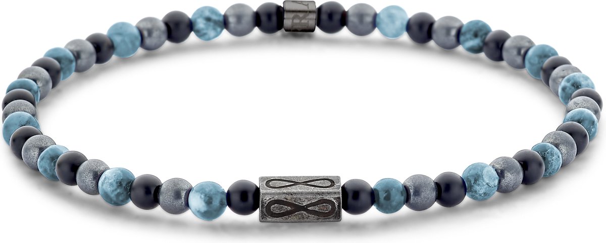 Deze stoere en stijlvolle kralenarmband van Frank 1967 Junior combineert de opvallende tinten van blauwe apatiet, hematiet en zwarte agaatkralen (4 mm) voor een stoere, stijlvolle uitstraling. De vintage-geïnspireerde IPS-afwerking voegt een uniek karakter toe, terwijl de binnenmaat van 16 cm zorgt voor een comfortabele pasvorm. Met deze armband geef je je look een stoere twist, of je hem nu alleen draagt of samen met andere armbanden.