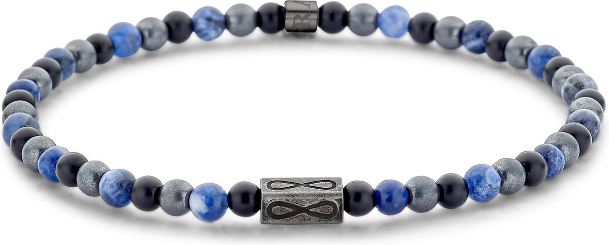 Deze stoere en stijlvolle kralenarmband van Frank 1967 Junior combineert de opvallende tinten van sodaliet, hematiet en zwarte agaatkralen (4 mm) voor een stoere, stijlvolle uitstraling. De vintage-geïnspireerde IPS-afwerking voegt een uniek karakter toe, terwijl de binnenmaat van 15 cm zorgt voor een comfortabele pasvorm. Met deze armband geef je je look een stoere twist, of je hem nu alleen draagt of samen met andere armbanden.