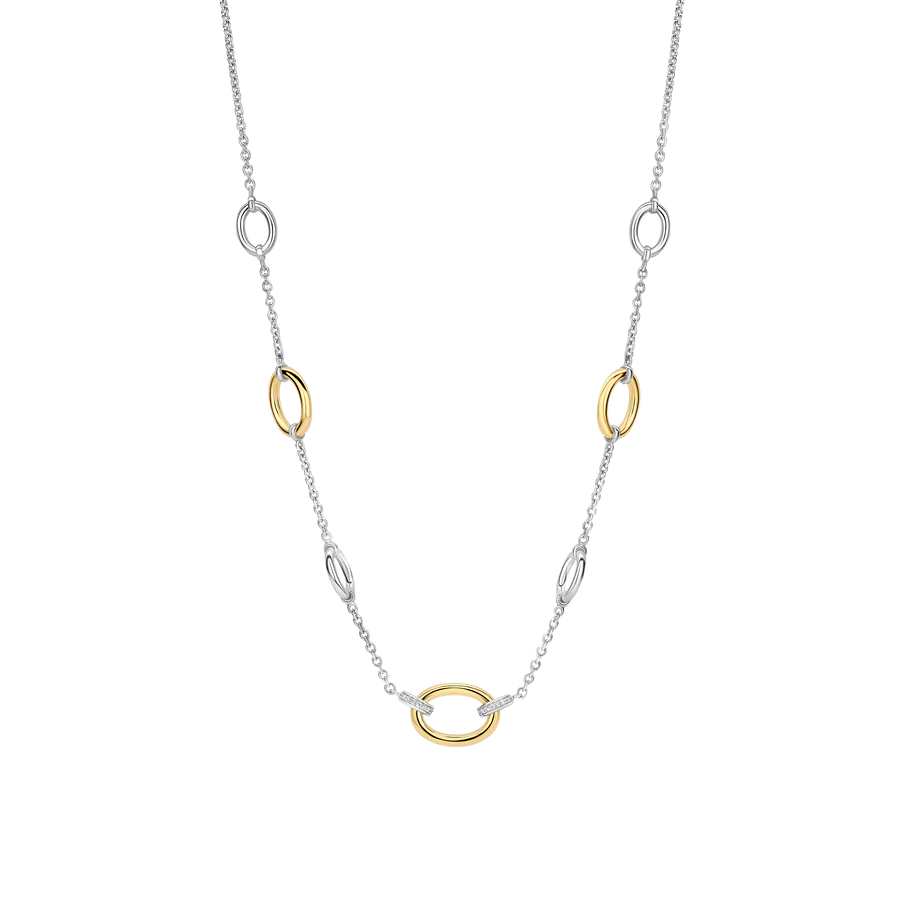 De TI SENTO ketting 34093ZY combineert moderne luxe met tijdloze charme. Gemaakt van hoogwaardig 925 sterling zilver, straalt dit statement sieraad met warme vergulding en stralende platinakleurige accenten, wat zorgt voor een opvallend contrast. In het midden is een gedurfde, goudkleurige ovaal versierd met pavé gezette cubic zirconia, zorgvuldig geplaatst om het licht bij elke beweging te vangen en te weerkaatsen. Ontworpen om elke look een verfijnde edge te geven, is deze ketting net zo veelzijdig als betoverend. Of je de ketting nu solo draagt voor een subtiel statement of in laagjes met delicate kettingen voor een eigentijdse twist, de ketting straalt moeiteloze elegantie uit. Nikkelvrij en hypoallergeen, biedt hij comfort zonder in te boeten aan verfijning—een essentieel stuk dat een vleugje schittering aan elk moment toevoegt.