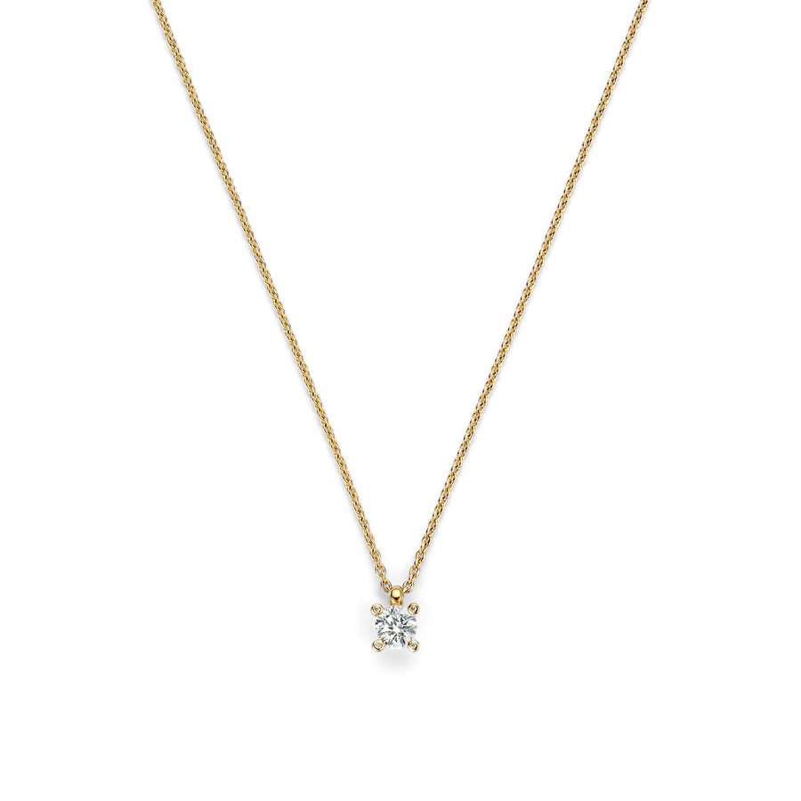 Ervaar tijdloze elegantie met de TI SENTO ketting 34087ZY, een verfijnd en delicaat sieraad, vakkundig vervaardigd van hoogwaardig 925 sterling zilver en verguld. De ketting heeft een enkele, stralende cubic zirconia steen, elegant gezet in een verfijnde vierpootszetting die de steen bij elke beweging laat schitteren. Het minimalistische ontwerp maakt het de perfecte accessoire voor dagelijks gebruik, of om elke speciale gelegenheid moeiteloos te verfraaien met een vleugje verfijnde glamour. Ontworpen met zorg voor de gevoelige huid, zorgt deze nikkelvrije en hypoallergene ketting voor langdurig comfort, waardoor het net zo zacht is als het prachtig is.