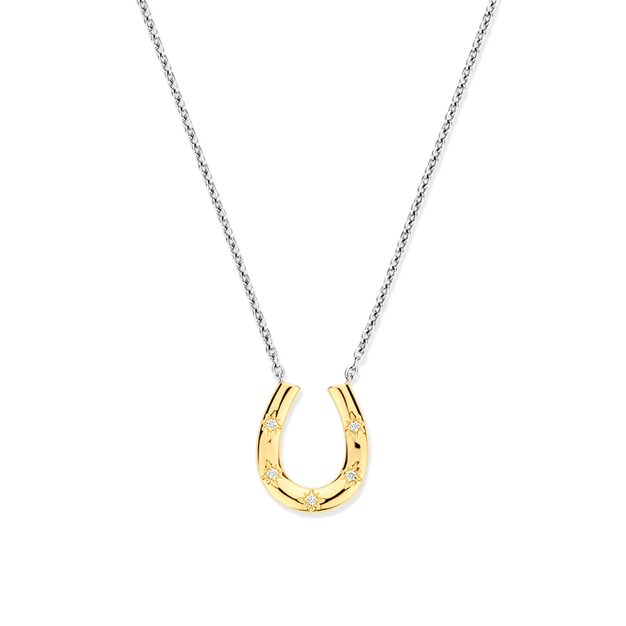 Breng geluk met de TI SENTO ketting 34084ZY, een prachtig vervaardigde premium 925 sterling zilveren ketting ontworpen om zowel charme als elegantie te brengen. Deze ketting heeft een delicate hoefijzer hanger, versierd met sprankelende cubic zirconia voor een subtiele maar betoverende glans. Opgehangen aan een klassieke zilvergekleurde ketting, straalt het tijdloze verfijning uit met een speelse twist. Perfect voor dagelijks gebruik of om een vleugje speelse elegantie aan elke outfit toe te voegen, is dit veelzijdige sieraad ideaal voor elke gelegenheid. Met zorg vervaardigd voor de gevoelige huid, is het nikkelvrij en hypoallergeen, wat zorgt voor blijvend comfort en duurzaamheid.