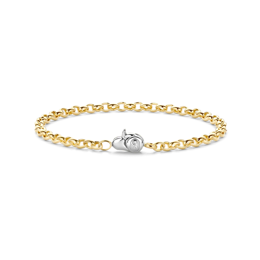 De TI SENTO armband 23068SY straalt warmte en elegantie uit, en is een prachtig sieraad dat de gloed van gouden zomertinten vastlegt. Deze armband heeft een rij schakels, vervaardigd uit premium 925 sterling zilver en verguld, wat tijdloze verfijning en charme uitstraalt. Als onderdeel van de TI SENTO klassieke collectie, brengt deze armband een vleugje zonneschijn in je stijl, die de schittering van warme zomerdagen en gouden zonsondergangen oproept. De veilige sluiting biedt comfort en vertrouwen, waardoor het een veelzijdig accessoire is voor elke gelegenheid. Draag het solo zodat de goudkleurige gloed volledig tot zijn recht komt, of combineer het met andere TI SENTO sieraden voor een gedurfde, samengestelde look. Zorgvuldig vervaardigd voor de gevoelige huid, zorgt deze nikkelvrije en hypoallergene armband voor langdurig comfort en kwaliteit.