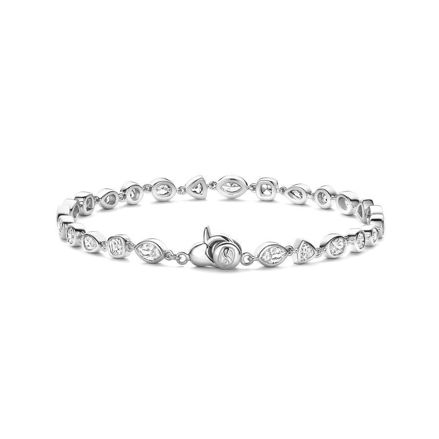 Ontdek een wereld van elegantie met de TI SENTO armband 23062ZI, een stralende viering van tijdloze schoonheid. Deze armband, vervaardigd uit 925 sterling zilver, is versierd met een prachtige reeks cubic zirconia stenen in marquise-, ronde en druppelvormen. Elke fonkelende steen is bezelgezet, wat een harmonieuze stroom van licht en vorm creëert die je pols omhult met verfijnde elegantie. Het ingewikkelde ontwerp en de veilige sluiting maken het een veelzijdig stuk, perfect voor zowel grootse gelegenheden als ingetogen glamour. Een symbool van gratie en individualiteit, deze armband nodigt je uit om met vertrouwen en stijl te stralen. Met zorg vervaardigd voor de gevoelige huid, is deze nikkelvrije en hypoallergene armband ontworpen voor blijvend comfort en kwaliteit.