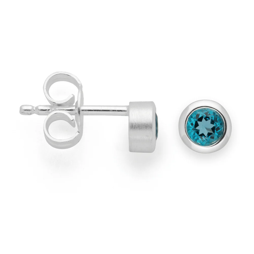 Schitterend 925 sterling zilver gecombineerd met een levendige blauwe topaas (0,28 karaat) in een ronde, normale slijpvorm geeft deze klassieke oorbel met een gepolijst oppervlak en mat aan de zijkanten net dat beetje extra. Verkrijgbaar in een set met bijpassende ring en hanger. Een sensuele, gebogen vorm en een consequent karakteristiek designhandschrift kenmerken de sieradencreaties van de in Düsseldorf gevestigde freelance ontwerpster Nadine Resch. Haar veelzijdige ontwerpen zorgen steeds voor nieuwe impulsen en verzetten zich tegen de uniformiteit van vandaag. “Ik wil dat elk sieraad dat ik maak de potentie heeft om een ​​favoriet te worden.” (Nadine Resch) 