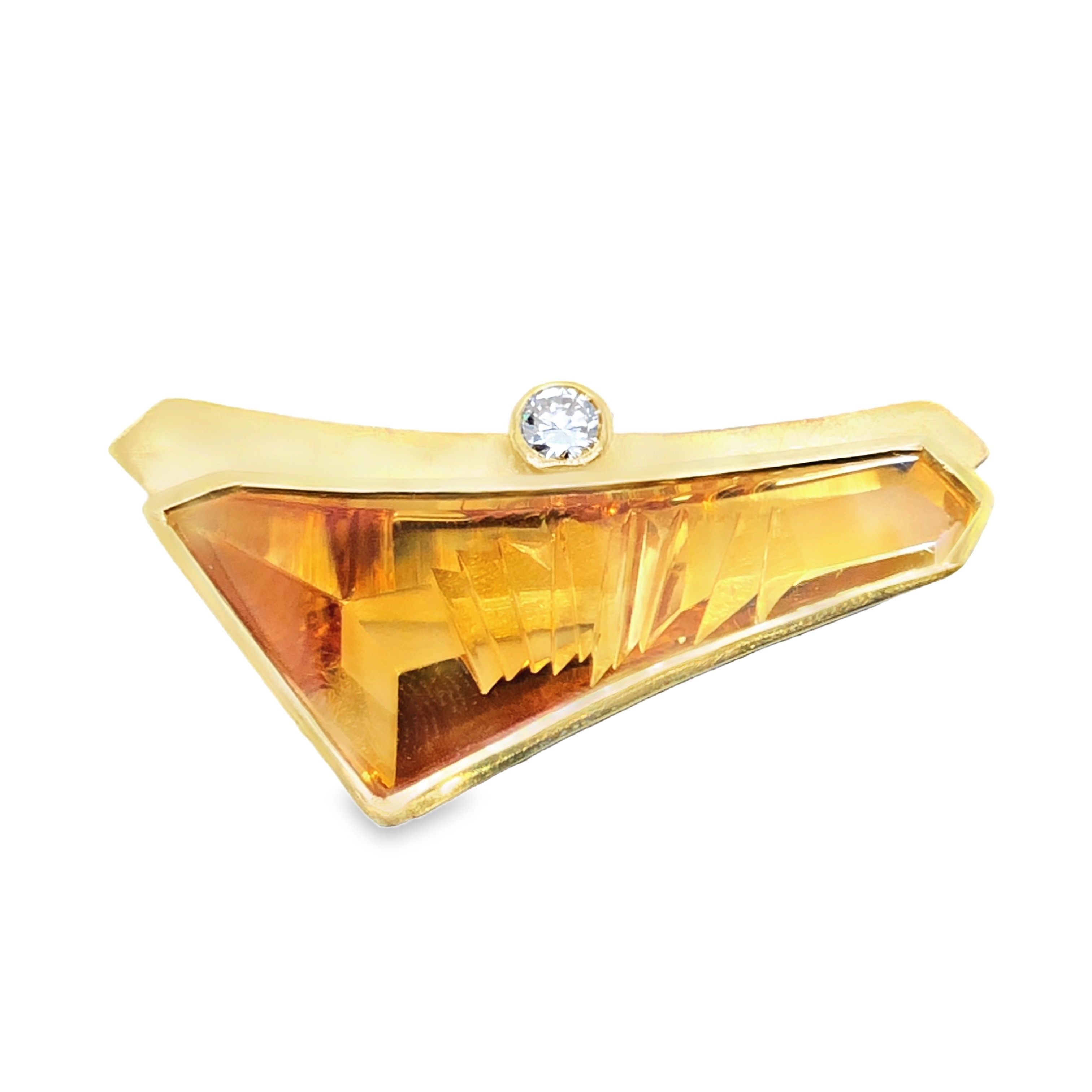 Diese Collierschließe aus Gold 750 mit Citrin und einem Brillanten ist nicht nur eine einmalige Wechselschließe, sondern auch ein UNIKAT. Die Kombination aus edlem Gold, leuchtend gelbem Citrin und funkelnden Brillanten verleiht jedem Outfit Eleganz. Am besten wird diese Schließe mit einer champagner farbenen Akoyaperle getragen , um ihre Schönheit zu betonen und den Hals stilvoll zu schmücken. Aber auch die Kombination mit schlichten Gold oder schwarzem Stahlseil sind möglich. Sprechen Sie uns an! 