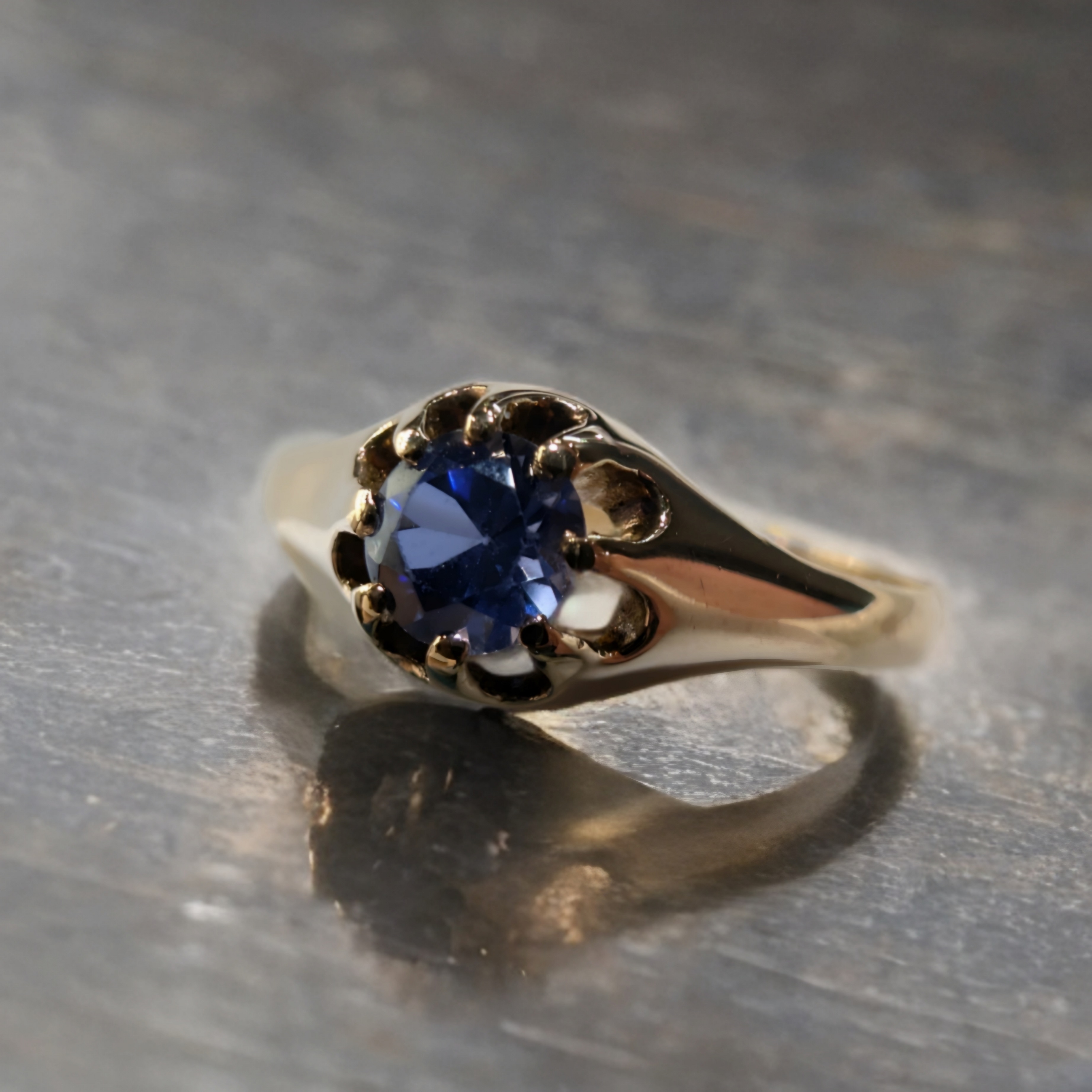 14 Karaats Geel Gouden Vintage Ring met 0.25 Carat Blauw Saffier Briljant geslepen.
Op Vintage ringen kunnen wij helaas maar beperkte garantie verlenen.
Vanzelfsprekend is de ring op echtheid en kwaliteit gecontroleerd.