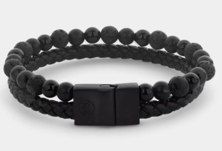 Deze Full Metal armband van Rebel and Rose is een combinatie armband van leer en beads die samenkomen in een 12 mm brede edelstalen sluiting. De unieke (PSR*) sluiting bestaat uit twee delen die perfect in elkaar vallen, zonder dat daar hulpmiddelen als magneten voor nodig zijn. Het leer wordt soepeler naarmate je het langer draagt (net als bij schoenen). Dus in het begin mag het iets strakker zitten dan je zou willen. 