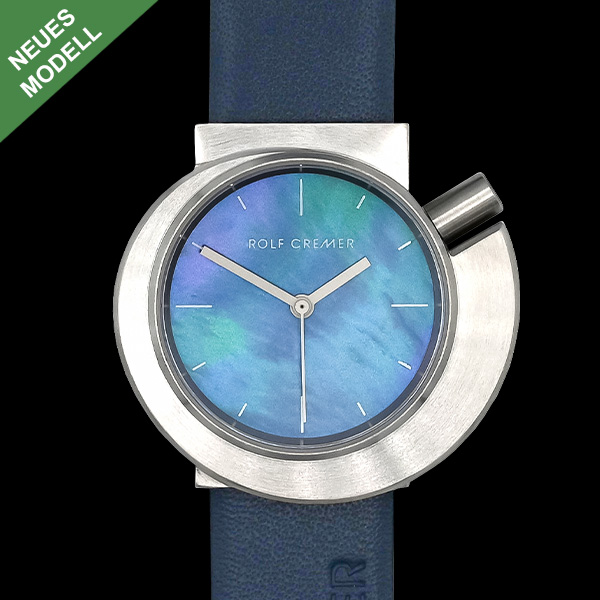 De Rolf Cremer horloge Spirale S II combineert stijl met eenvoud. Het horloge heeft een roestvrijstalen kast en een blauwe polsband. Dit polshorloge heeft geen datumaanduiding, ideaal voor minimalisten. Draag het als dagelijks accessoire of bij een formele gelegenheid. Het voegt een vleugje kleur toe aan elke outfit. Perfect voor elke gelegenheid!