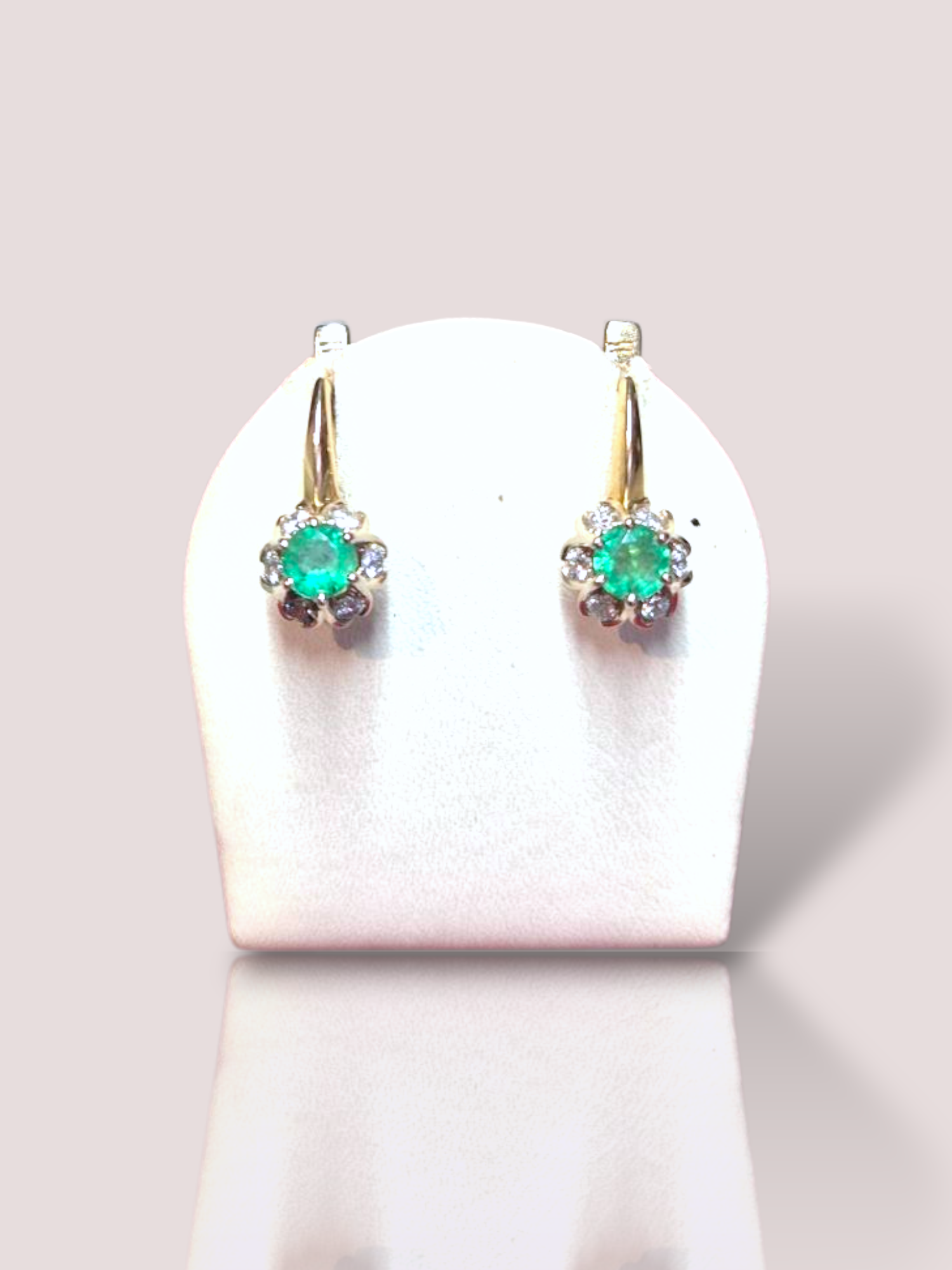 Deze vintage 14k geel gouden oorstekers zijn voorzien van smaragd en diamanten. Deze elegante hanger oorbellen zijn perfect om een stijlvolle en verfijnde look te creëren. Combineer ze met je favoriete avondjurk of bij een chique gelegenheid om je outfit een luxe uitstraling te geven. Een tijdloze toevoeging aan elke sieradencollectie.

De smaragd heeft een diameter van bijna 5 mm en de diamanten hebben elk een gewicht van 0,03ct.