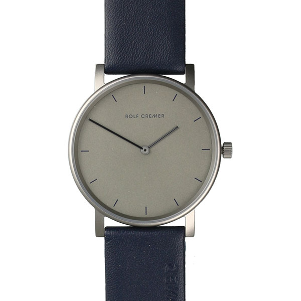 De Rolf Cremer horloge Pur zwart/grijs, is een stijlvolle en minimalistische polshorloge. Het beschikt over een roestvrijstalen kast en een zwarte band. Dit horloge heeft geen datumaanduiding. Draag het horloge dagelijks voor een moderne, tijdloze look die zowel bij casual als bij formele outfits past. Ideaal voor elke gelegenheid.