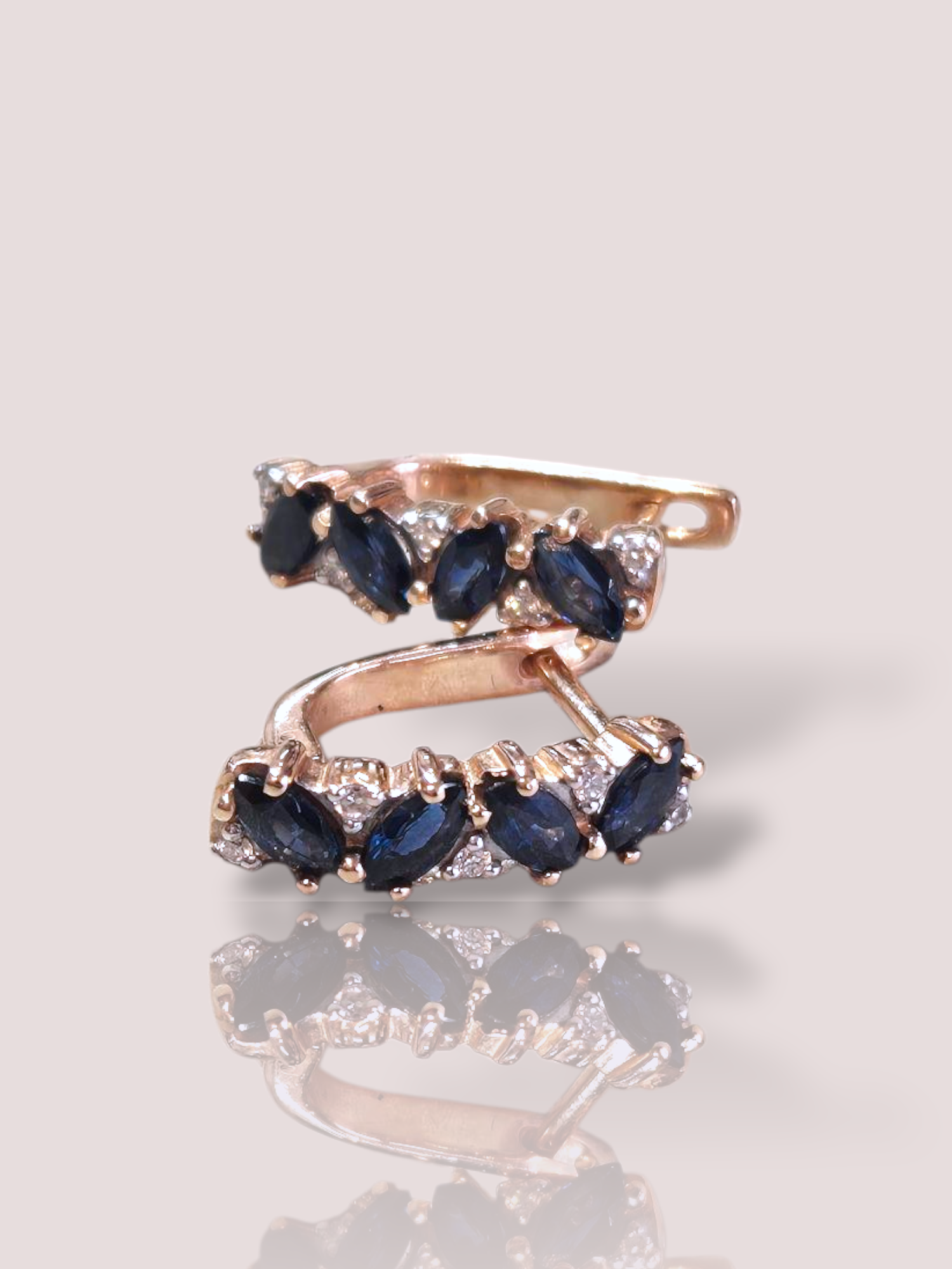 Deze vintage 14k roségouden oorstekers zijn voorzien van markies geslepen saffieren en briljant geslepen diamanten. Ze combineren elegantie met een tijdloze uitstraling. Perfect voor zowel formele als informele gelegenheden, geven ze elke outfit een verfijnde touch. Draag ze bij opgestoken haar om hun volledige schoonheid te tonen. Een must-have voor elke sieradenliefhebber.

De oorbellen zijn 1,6 cm hoog en 2 mm breed.