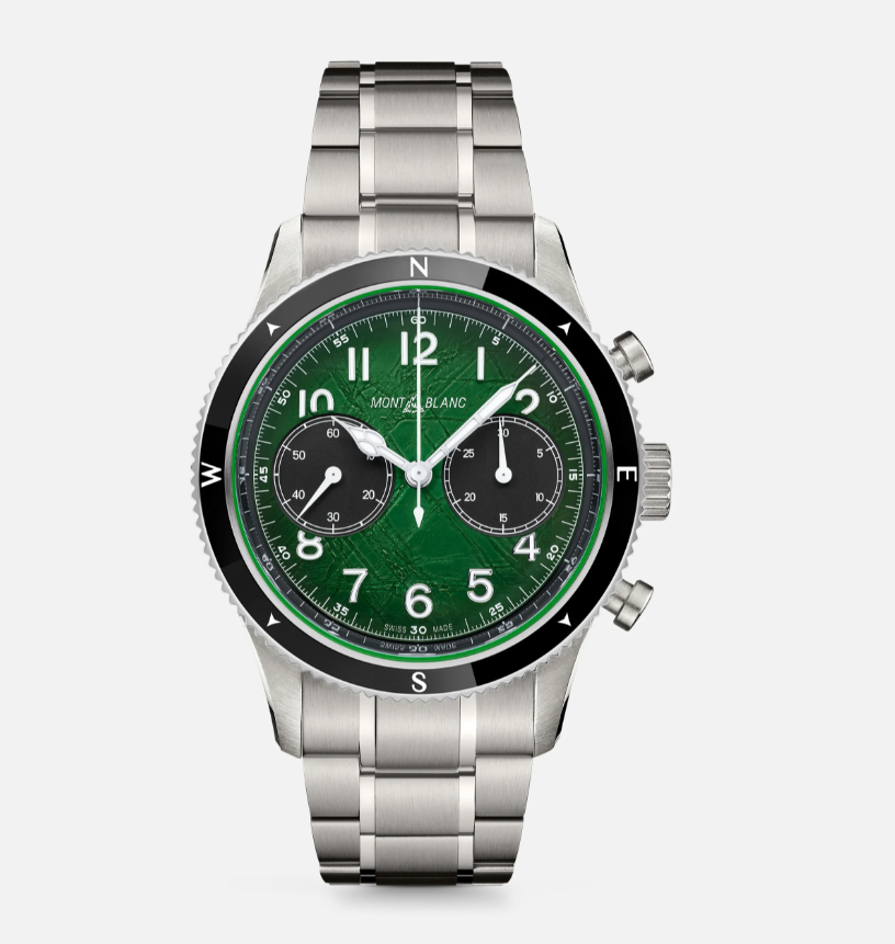 Dit Montblanc horloge behoort tot de 1858 collectie.
Referentienummer: MB133298

Dit Montblanc horloge heeft een sfumato groene wijzerplaat met gletsjer patroon. Het horloge legt hiermee de geest van bergverkenning en de schoonheid van het gletsjerlandschap van Antarctica vast. De wijzerplaat is geïnspireerd op de diepgroene kleur van de smaragdgroene ijsbergen, ook wel "jadebergen" genoemd. Het horloge is gehuisd in een 42 mm roestvrijstalen kast, volledig zuurstofvrij (0 oxygen). De wijzerplaat is versierd met een bicompacte chronograafconfiguratie met een zwarte kleine secondewijzer op 9 uur en een zwarte 30-minuten chronograafteller op 3 uur. 

Passend bij de subwijzerplaten heeft dit horloge een zwarte bidirectionele keramische lunette met lichtgevende windrichtingen. Het is voorzien van een verwisselbare roestvrijstalen band met een taps toelopend systeem voor fijnafstelling en een gegraveerde achterkant met de speciale gravure "Spirit of Exploration".

Ga verder op avontuur met Zero Oxygen – deze technologie gaat drastische temperatuur- en afstandsveranderingen tegen door condensvorming te voorkomen en oxidatie in de kast te voorkomen. Zero Oxygen zorgt ervoor dat de robuuste componenten van het horloge lang meegaan en langdurig nauwkeurig blijven.
