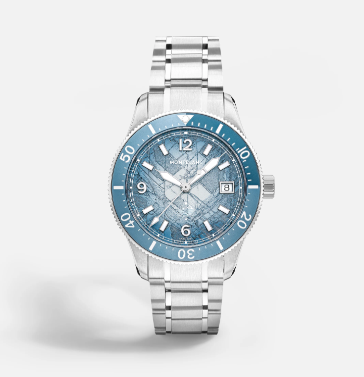 Dit Montblanc horloge behoort tot de Iced sea collectie.
Referentienummer: MB134022

Dit Montblanc horloge heeft een blauwe sfumato gletserpatroon wijzerplaat. Deze geeft de indruk dat u in de diepte van een gletsjer kijkt. De gletsjertextuur is bereikt met behulp van een beina vergeten voorouderlijke techniek genaamt gratté-boisé, en is geïnspireerd door de Mer de Glace.Het horloge is gehuisd in een 38 mm roestvrijstalen kast, volledig zuurstofvrij (zero oxygen), en is voorzien van een unidirectioneel draaibare lunette met een tweekleurige, blauw geanodiseerde aluminium inleg, een 3D-gravure op de achterkant en een verwisselbare roestvrijstalen band met fijnafstelling. Het horloge voldoet aan de ISO 6425-norm voor duiken en is waterbestendig tot 300 meter.

Ga verder op avontuur met Zero Oxygen – deze onzichtbare technologie gaat drastische temperatuur- en afstandsveranderingen tegen door condensvorming te voorkomen en oxidatie in de kast te voorkomen. Zero Oxygen zorgt ervoor dat de robuuste componenten van het horloge lang meegaan en langdurig nauwkeurig blijven.