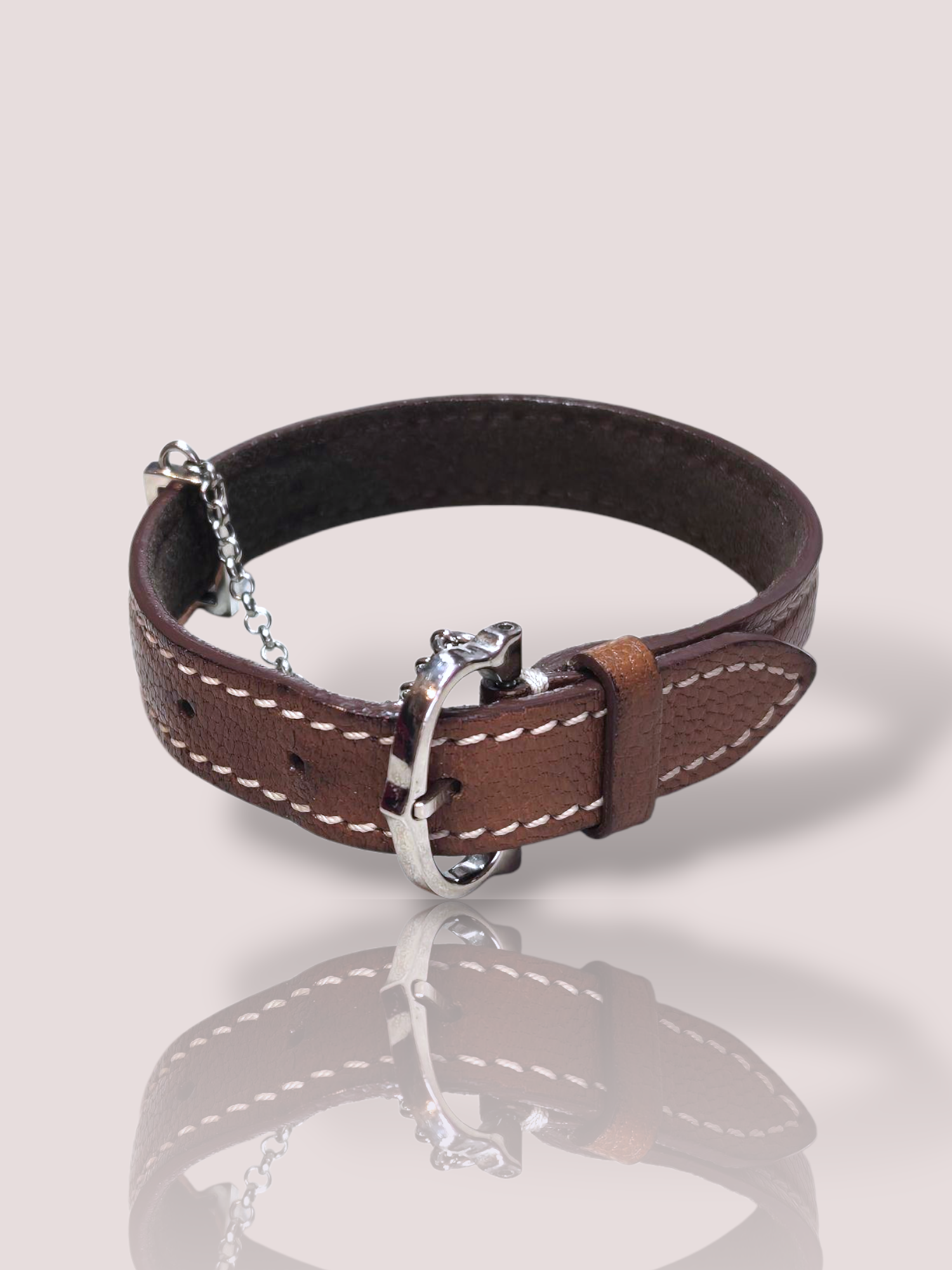 Deze vintage C Cartier leren armband met zilveren slot is een elegant sieraad van het prachtige huis Cartier. De armband is gemaakt van hoogwaardig leer met een zilveren sluiting. Perfect om solo te dragen voor een subtiele look of gestapeld met andere armbanden voor een statement. Ideaal voor dagelijks gebruik of speciale gelegenheden.

Deze armband komt met het originele doosje.