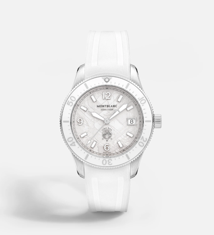 Dit Montblanc horloge behoort tot de Iced Sea collectie.
Referentienummer: MB134025

Dit Montblanc horloge heeft een witte wijzerplaat met gletsjerpatroon dat de indruk wekt dat u in de diepte van een gletsjer kijkt. De textuur is geïnspireerd door Mer de Glace en is bereikt met behulp van een bijna vergeten voorouderlijke techniek genaamt gratté-boisé. Het horloge is gehuisd in een 38 mm roestvrijstalen kast, volledig zuurstofvrij (zero oxygen), en is voorzien van een unidirectioneel draaibare lunette met witte keramische insert, een 3D-gravure op de achterkant en een verwisselbare witte rubberen band met fijnafstelling. Het horloge voldoet aan de ISO 6425-norm voor duiken en is waterbestendig tot 300 meter.

Ga verder op avontuur met Zero Oxygen – deze onzichtbare technologie gaat drastische temperatuur- en afstandsveranderingen tegen door condensvorming te voorkomen en oxidatie in de kast te voorkomen. Zero Oxygen zorgt ervoor dat de robuuste componenten van het horloge lang meegaan en langdurig nauwkeurig blijven.
