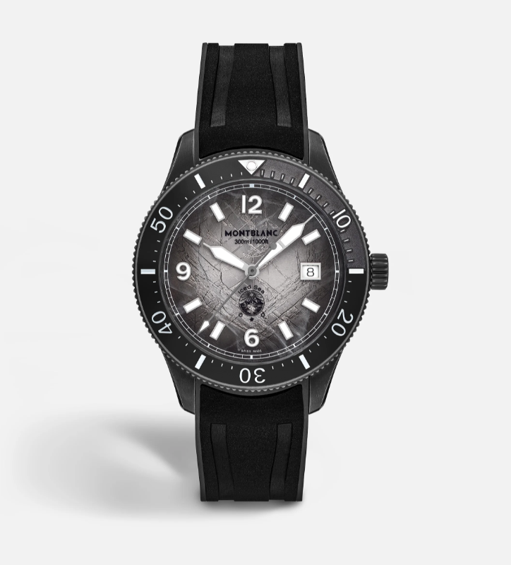 Dit Montblanc horloge behoort tot de Iced Sea collectie.
Referentienummer: MB134017

Dit Montblanc horloge heeft een grijze sfumato gletsjerpatroon wijzerplaat dat de indruk geeft dat u in de diepte van een gletsjer kijkt. Geïnspireerd door de Mer de Glace, werd deze gletsjertextuur bereikt met behulp van een bijna vergeten voorouderlijke techniek genaamd gratté-boisé. Het horloge is gehuisd in een 41 mm grote, volledig zuurstofvrije (0 oxygen) stalen kast met distressed design en is voorzien van een unidirectioneel draaibare lunette met een zwarte keramische insert die met behulp van een laser van 0-15 minuten kan worden verlaagd, een 3D-gravure op de achterkant van de kast en een verwisselbare zwarte rubberen band met fijnafstelling. Het horloge voldoet aan de ISO 6425-norm voor duiken en is waterbestendig tot 300 meter.

Ga verder op avontuur met Zero Oxygen – deze onzichtbare technologie gaat drastische temperatuur- en afstandsveranderingen tegen door condensvorming te voorkomen en oxidatie in de kast te voorkomen. Zero Oxygen zorgt ervoor dat de robuuste componenten van het horloge lang meegaan en langdurig nauwkeurig blijven.