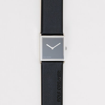 De Rolf Cremer horloge Groovy zwart/staal, heeft een uniek ontwerp met een elegante zwart stalen kast en een comfortabel lederen bandje. De minimalistische wijzerplaat voegt een moderne touch toe. Perfect voor zowel formele als informele gelegenheden. Draag het horloge met een nette outfit voor een verfijnde uitstraling. Het horloge komt met een milanese stalen band, zonder een zwart leren band.