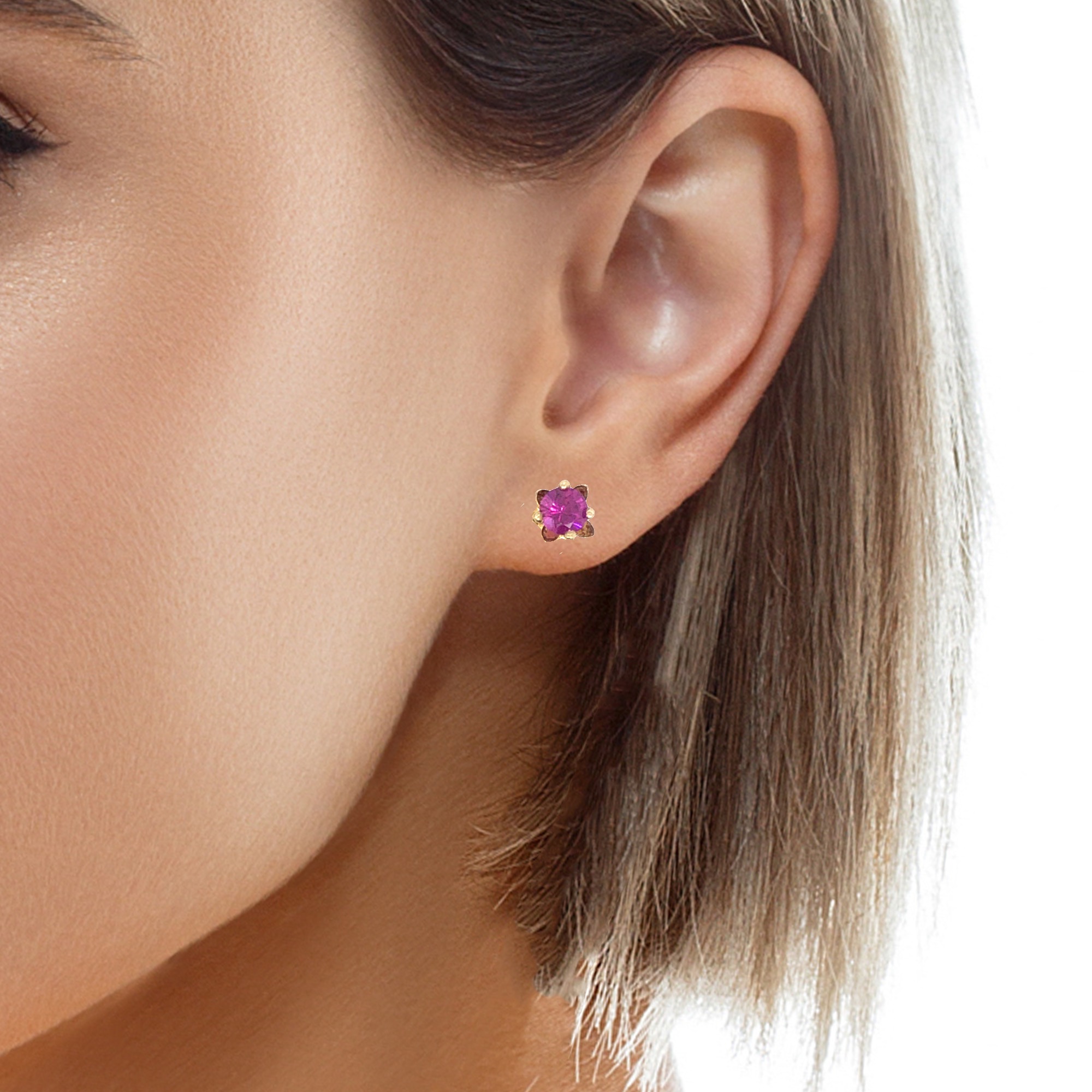Der Ohrstecker Blüten mit Rhodolith, ist ein eleganter Schmuck aus der Kategorie der Ohrstecker. Ideal für den täglichen Gebrauch oder besondere Anlässe, lassen sie sich stilvoll mit sowohl legerer als auch eleganter Kleidung kombinieren. Diese Ohrringe ziehen mit ihrem floralen Design und den funkelnden Rhodolithen alle Blicke auf sich.