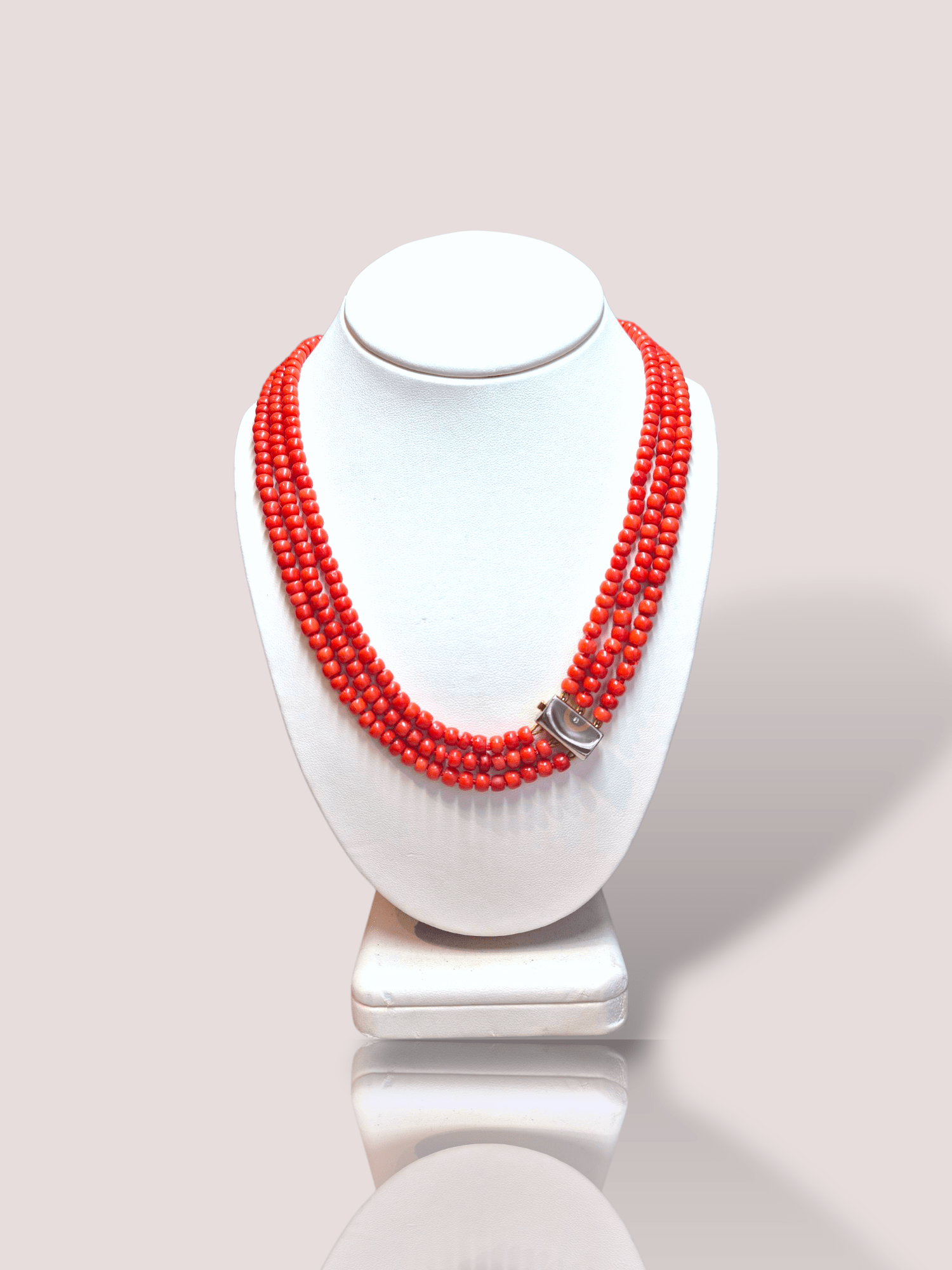 Dit prachtige vintage bloedkoralen collier heeft drie strengen en is voorzien van een elegant 18k gouden slot. De strengen bloedkoraal hebben een lengte van 48 cm, 52cm en 53 centimeter en weegt ruim 63 gram. Draag het als een opvallend statement bij een avondjurk of als elegant accessoire bij een stijlvolle blouse voor een verfijnde look.

De bloedkoralen zijn 5,28 mm dik.