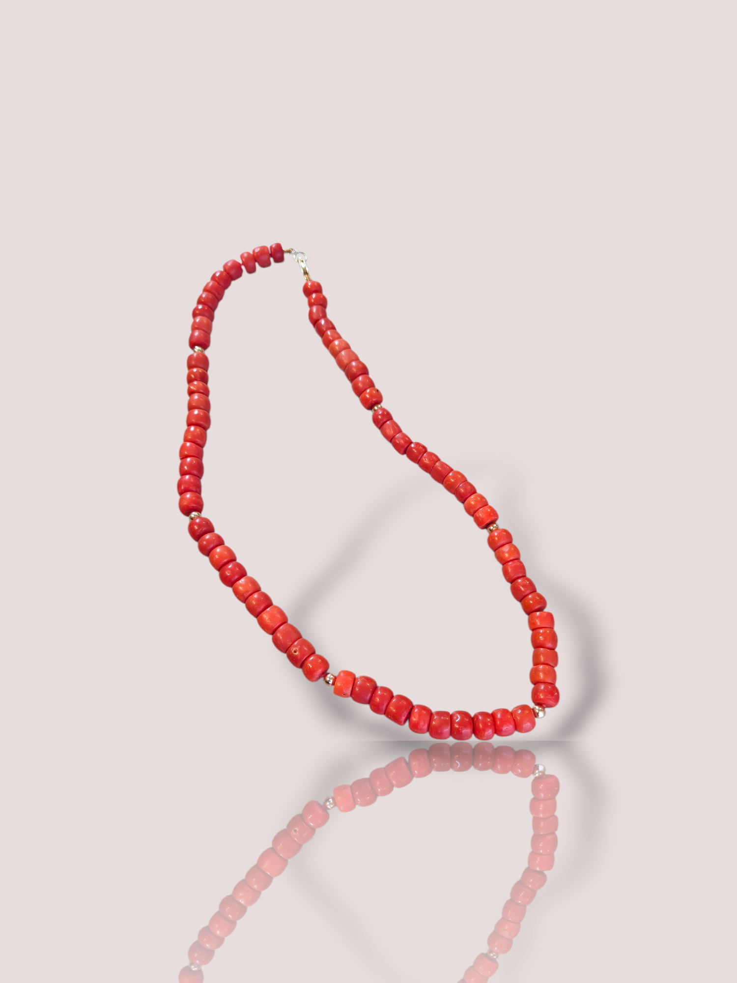 Dit prachtige antieke bloedkoralen collier heeft 6 verfijnde goudbolletjes van 3,87 mm en straalt klassieke elegantie uit. Het bloedkoraal heeft een diameter van 8 mm en heeft de perfecte kaasvorm. Het is een unieke toevoeging aan elke sieradencollectie. Draag het met een eenvoudige blouse of jurk om de ketting de aandacht te geven die het verdient. Perfect voor zowel formele gelegenheden als een stijlvolle dagelijkse look.