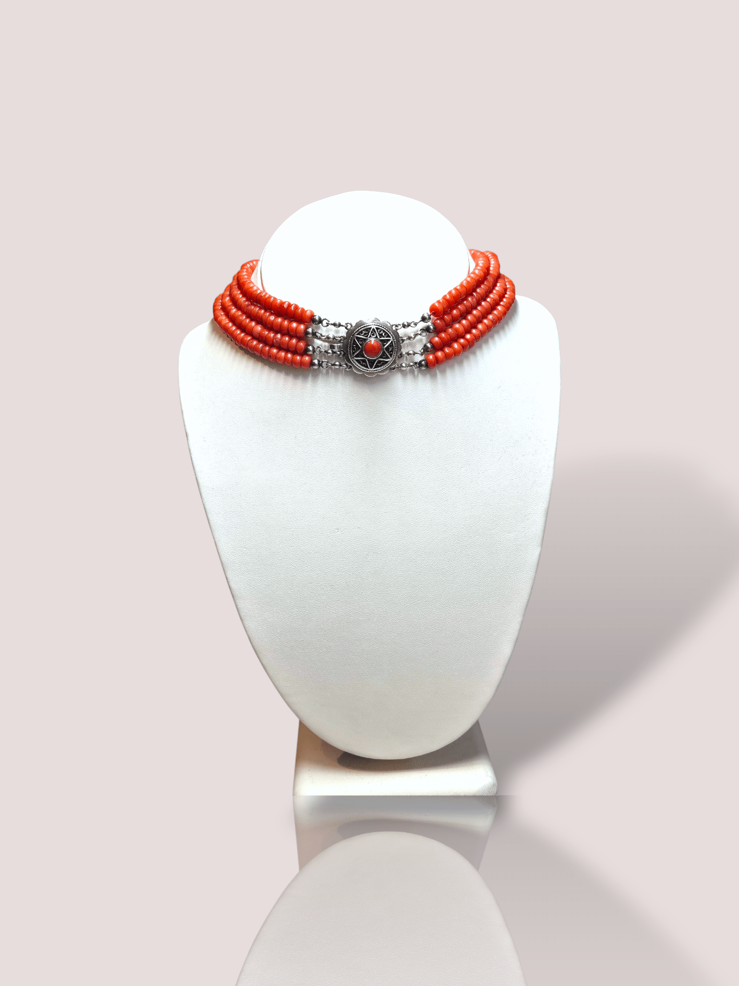 Dit 4-rijige antieke bloedkoralen collier heeft een zilveren slot en valt prachtig om de nek. Met zijn rijke rode oranje koralen straalt het elegantie uit. Combineer het met een eenvoudige blouse of jurk voor een chique en tijdloze look. Perfect voor speciale gelegenheden.

Het collier is 34 cm en valt als een choker nauwgesloten om de hals.