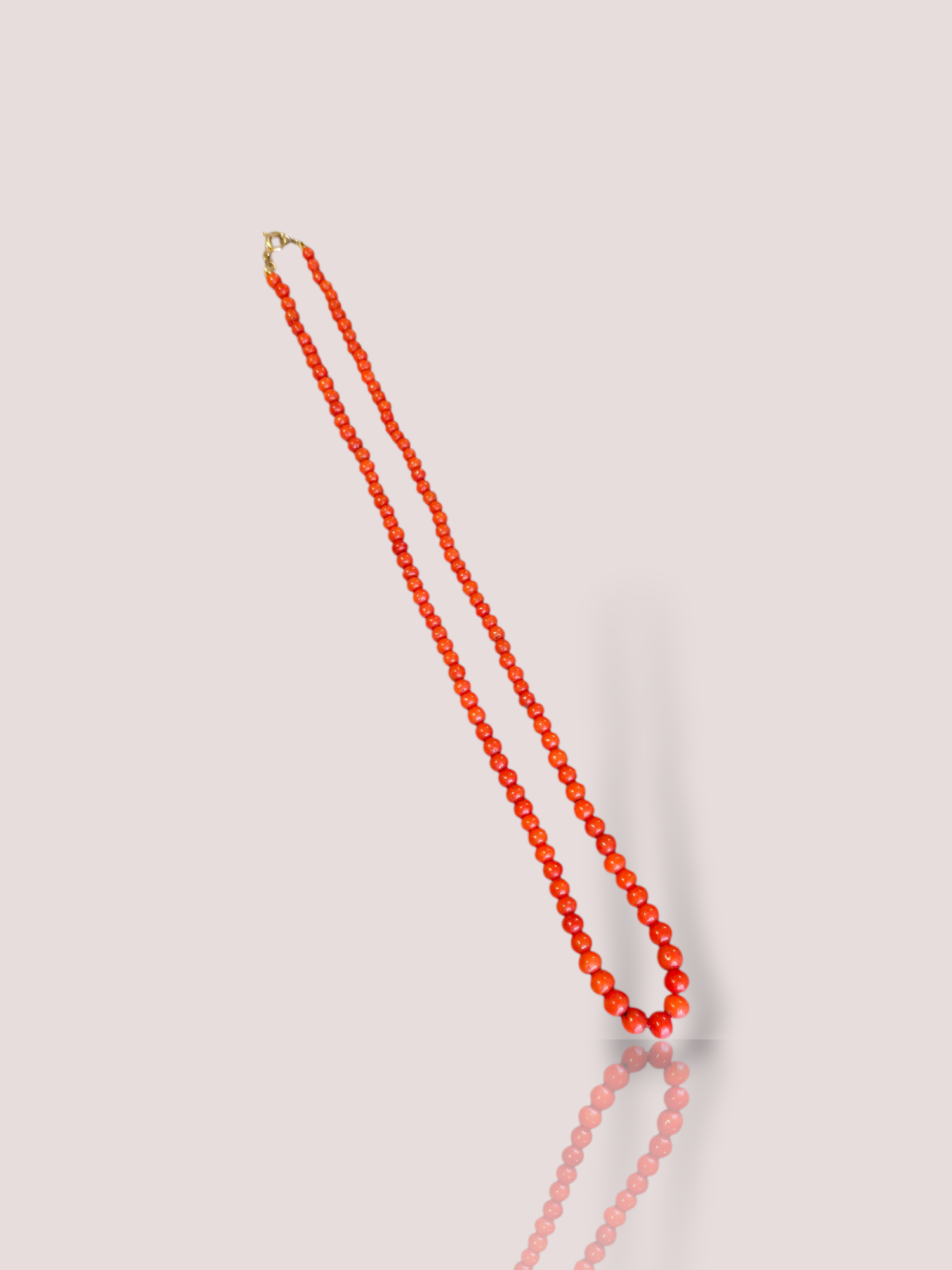Dit prachtige vintage bloedkoraal Riviera collier is uitgerust met een elegant 14k gouden slotje. Het boedkoraal heeft als kleinste dikte 4,18 mm en als grootste dikte 6,39 mm. De koralen verlopen van grootte.

Een tijdloze accessoire om toe te voegen aan je sieradencollectie. Draag het als een opvallend statementstuk bij een formele avondjurk of geef je dagelijkse outfit een stijlvolle vintage touch. Perfect voor elke gelegenheid.
