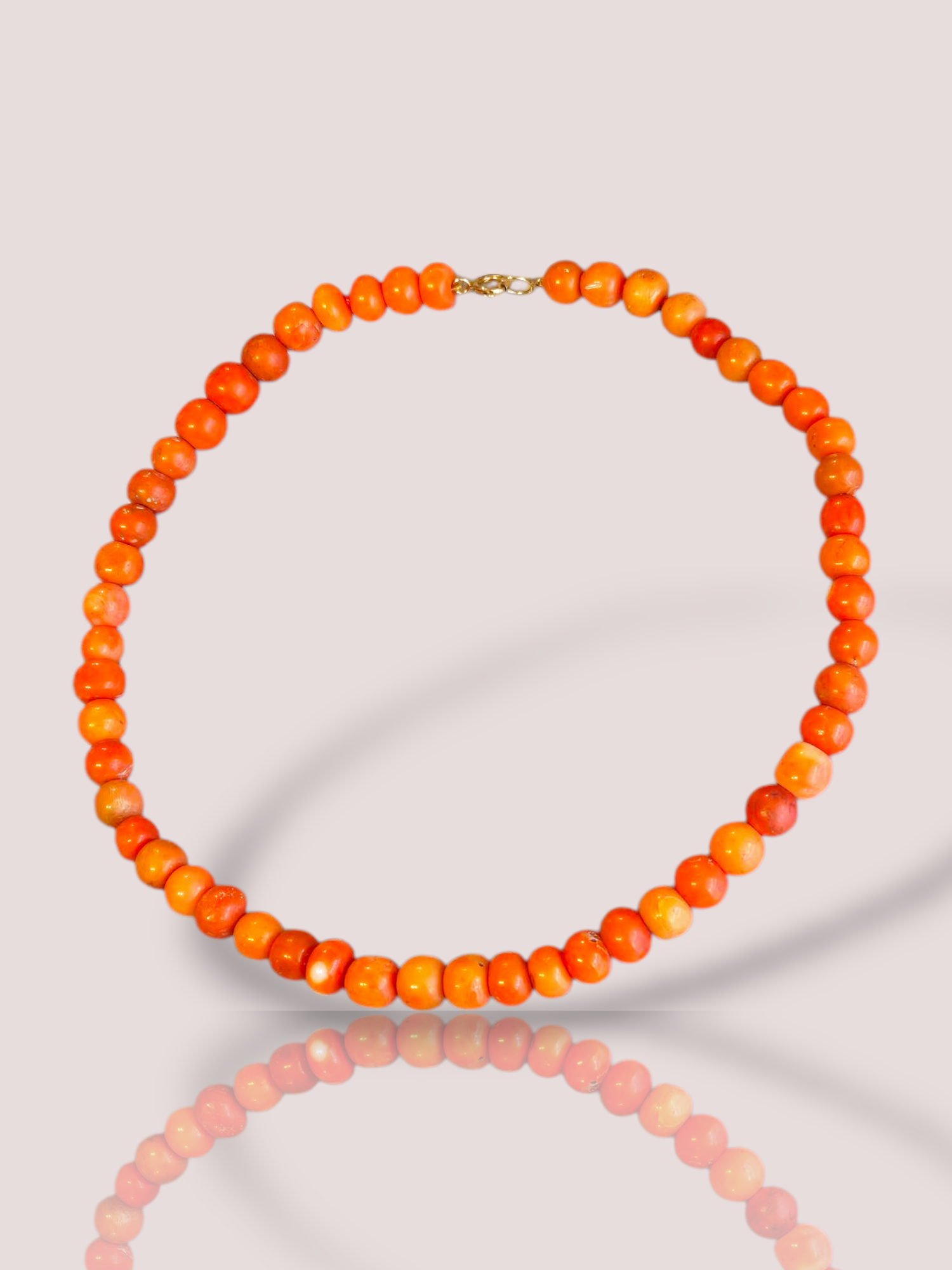 Dit vintage bloedkoralen 'angel skin' collier is een prachtig sieraad. Dit unieke collier verdient een centrale plek bij elegante outfits. Het collier heeft roze angel skin bloedkoralen, op de foto lijken de kralen meer oranje. De bloedkoralen hebben een dikte van 9 mm en het collier weegt 51,45 gram.

Draag het met een simpele, effen top of jurk om de delicate kleuren te laten spreken en de verfijnde uitstraling te benadrukken.