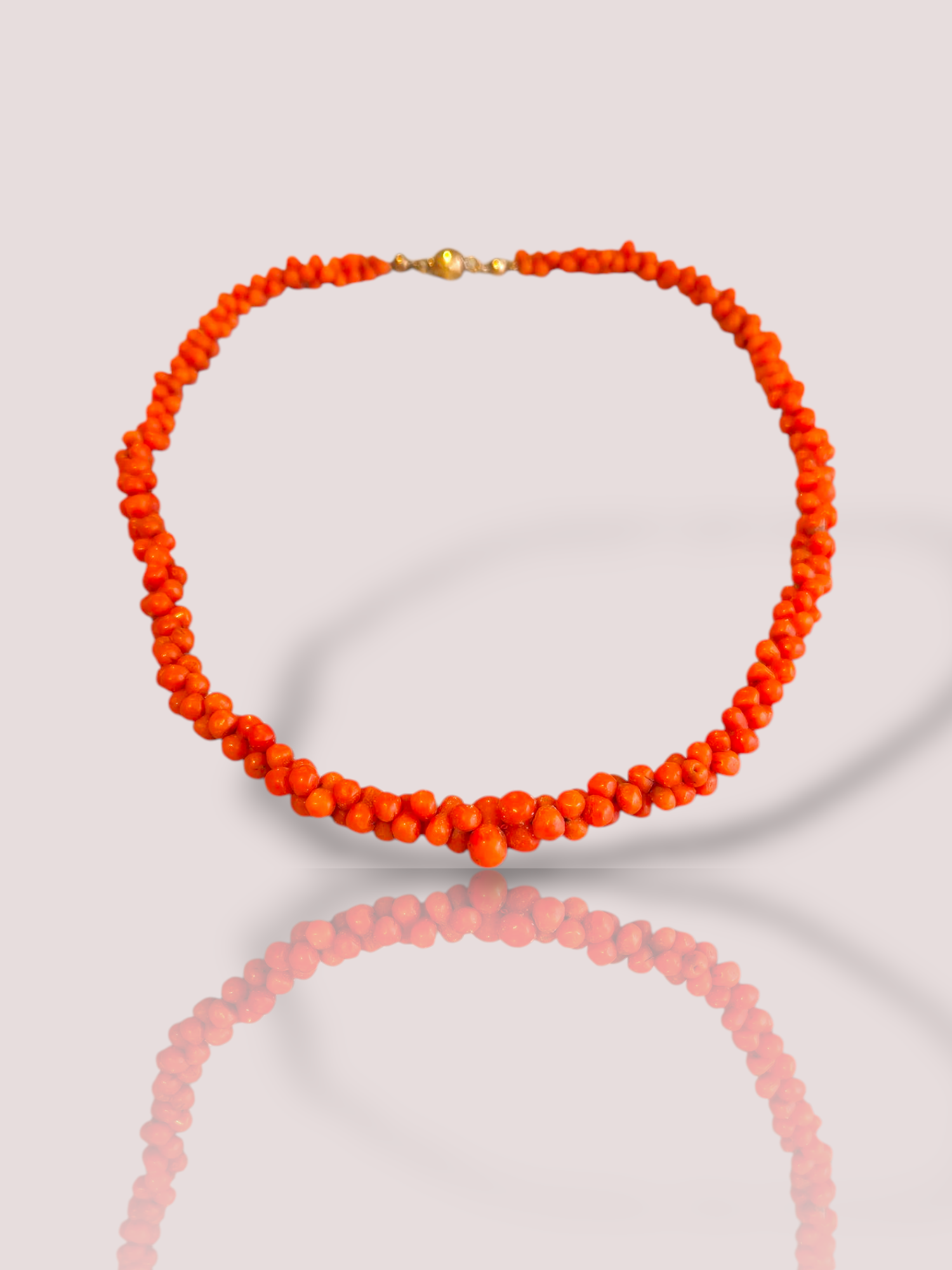 Dit bloedkoralen botjes collier met gouden sluiting straalt elegantie uit. Het collier is 39 cm lang en valt hierdoor kort op de hals. De dikte van de bloedkoralen variëren van 5 tot 10 mm. 

Draag het met een eenvoudige blouse of jurk om de tijdloze schoonheid van de bloedkoralen en de verfijning van de gouden sluiting optimaal tot hun recht te laten komen.