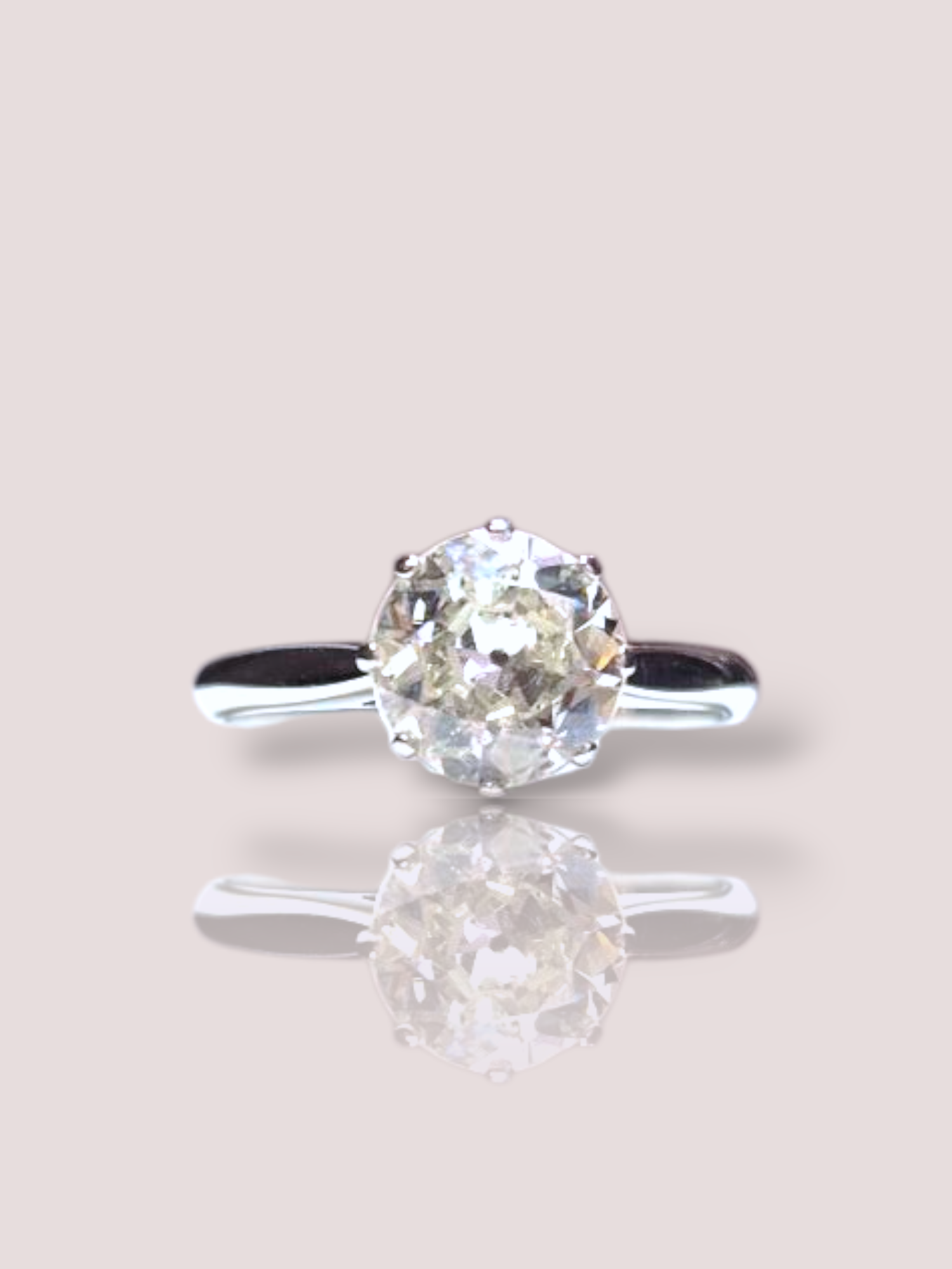 Deze prachtige antieke solitair ring is voorzien van een schitterende 1,5ct Bolsjewiek geslepen diamant. De ring is tijdloos en elegant, perfect voor elke gelegenheid. Draag deze ring alleen voor een chique uitstraling, of combineer met andere ringen voor een trendy look. De diamant schittert prachtig in het licht en trekt alle aandacht naar jouw hand. Maak jouw outfit compleet met deze unieke ring.