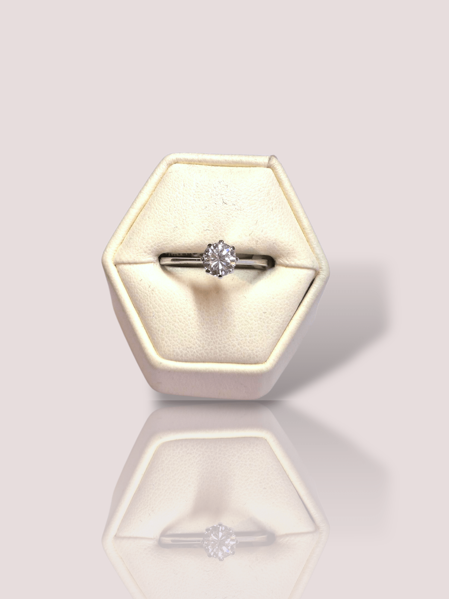 Deze prachtige 18k witgouden solitair ring met diamant is een tijdloos stuk dat elke outfit een vleugje elegantie geeft. De ring is voorzien van een schitterende diamant die perfect zal schitteren in het licht. De beste manier om deze ring te dragen is om hem te combineren met andere gouden sieraden voor een luxueuze uitstraling. Laat deze ring stralen aan jouw hand! Deze ring kan desgewenst op maat gemaakt worden.