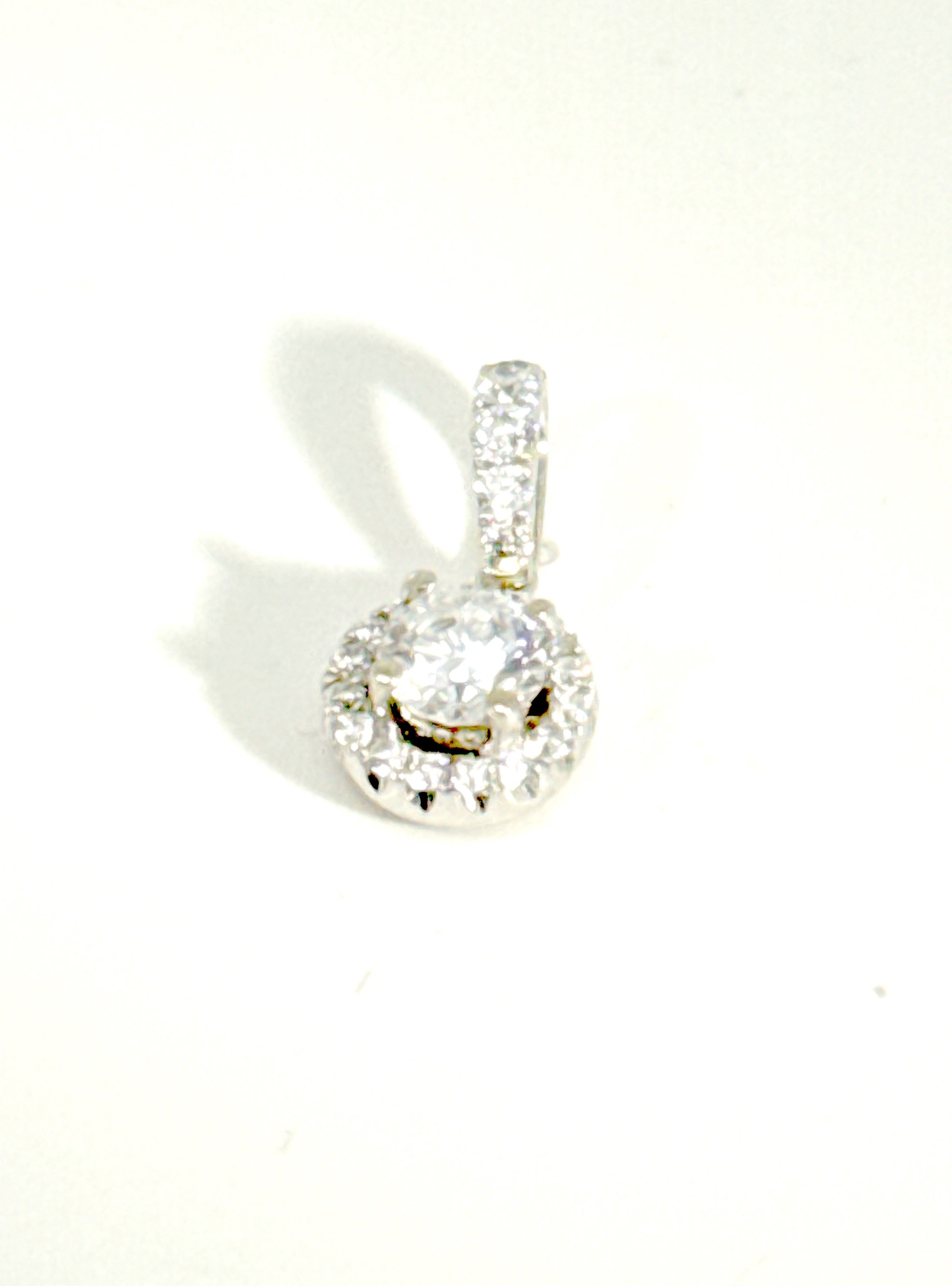 hanger in wit goud 18kt met 0.18ct kleine diamanten die rond een mooie briljant van 0.34ct G/Si1 zitten