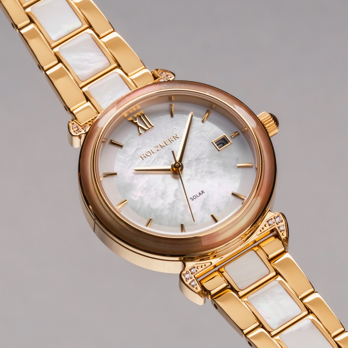 Solar Chic - Sunglister solar watch made of mother-of-pearl.

Discover a sparkle you have never seen before in the first timepiece with mother-of-pearl in the dial, case AND strap! Combined with golden stainless steel and an innovative solar movement, Sunglister unites style, nature and the power of the sun - perfect for your most radiant moments.